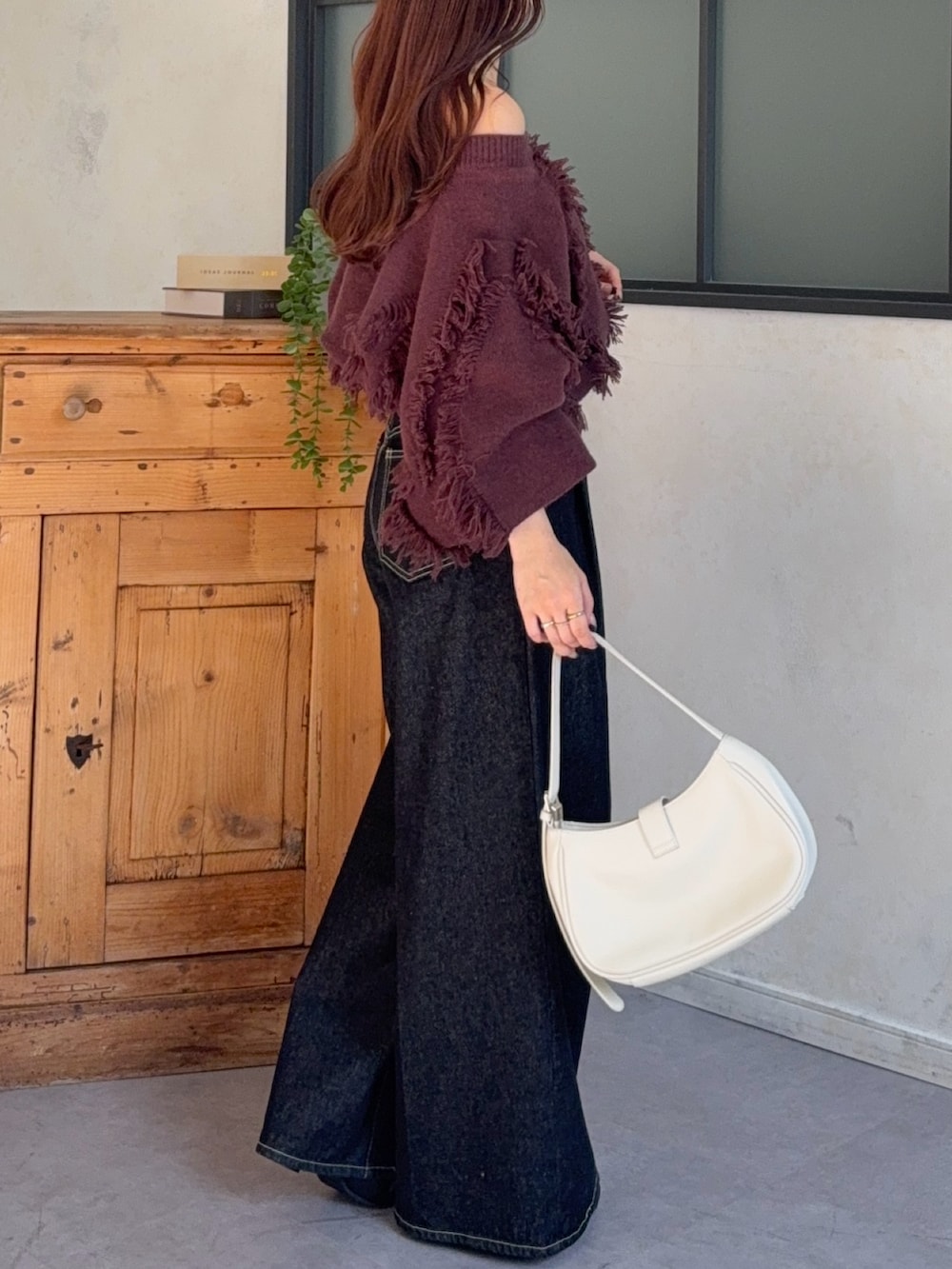 ブラウン系のニット/セーター、ブラック系のその他パンツを着用したレディースの冬コーディネートの2枚目の写真