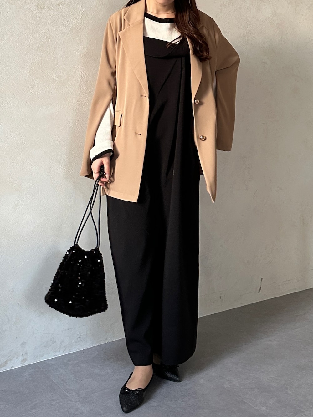 「春ファッション、おでかけコーデ、春服、シアートップス、オトナカワイイ、ワンピーススタイル、キレイめ、巾着バッグ、レイヤード、春ニット、バレエシューズ、春服コーデ、キャミワンピ、お洒落さんとつながりたい、ゆるコーデ」｜「Thevonの袖スリット2WAYテーラードジャケット（テーラードジャケット、ベージュ系）」を使った、yunaさん（骨格ウェーブ・レディース・152cm）の春コーディネートの3枚目の写真