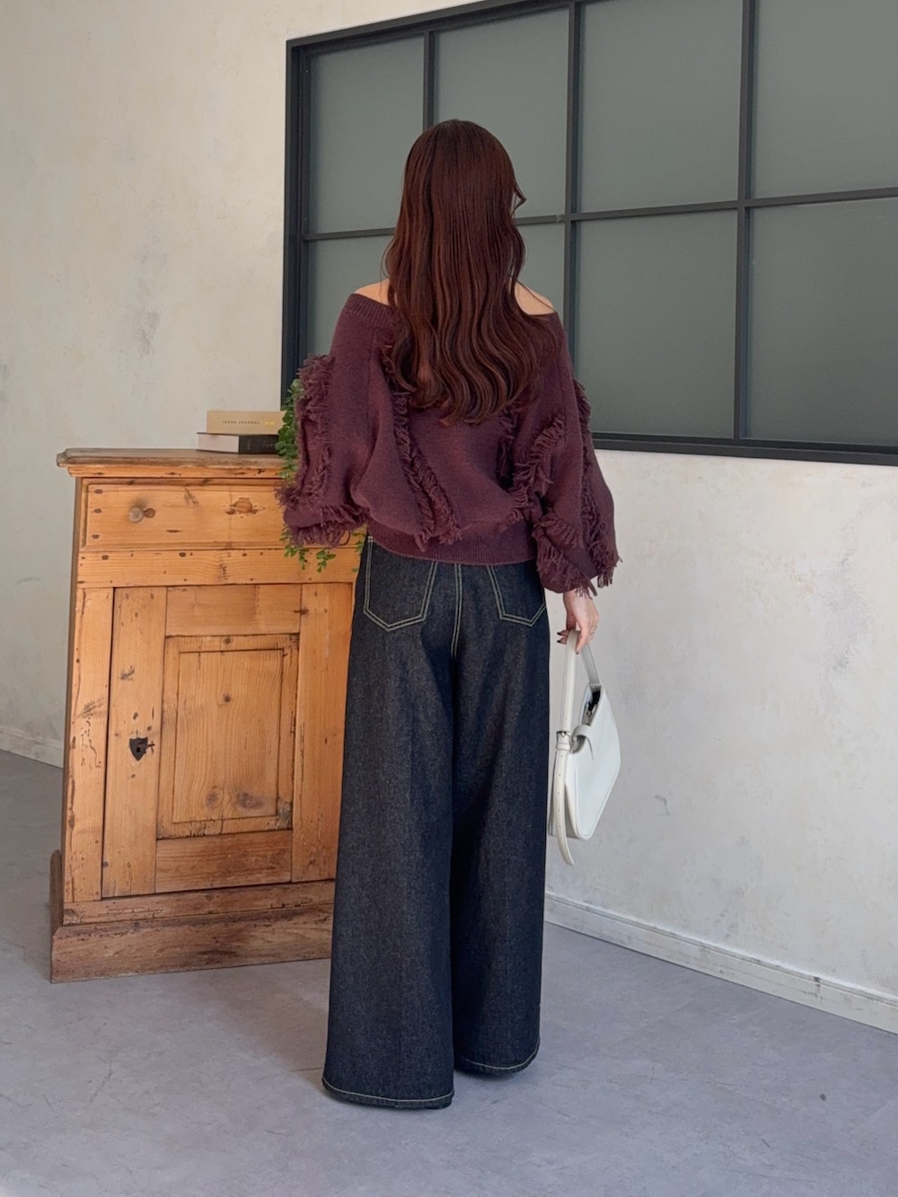 ブラウン系のニット/セーター、ブラック系のその他パンツを着用したレディースの冬コーディネートの3枚目の写真