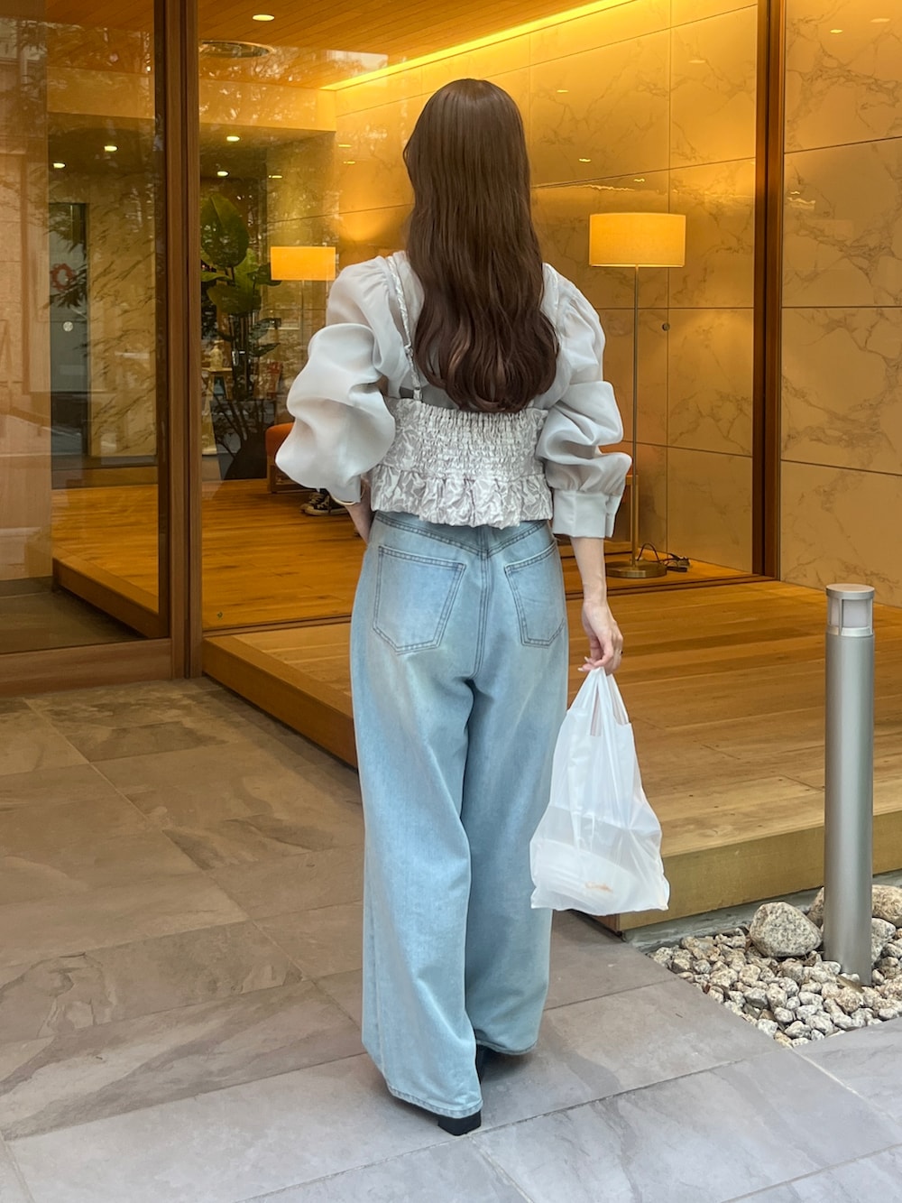 グレー系のシャツ/ブラウス、ブラック系のデニムパンツ、ブラック系のパンプスを着用したレディースの夏コーディネートの3枚目の写真