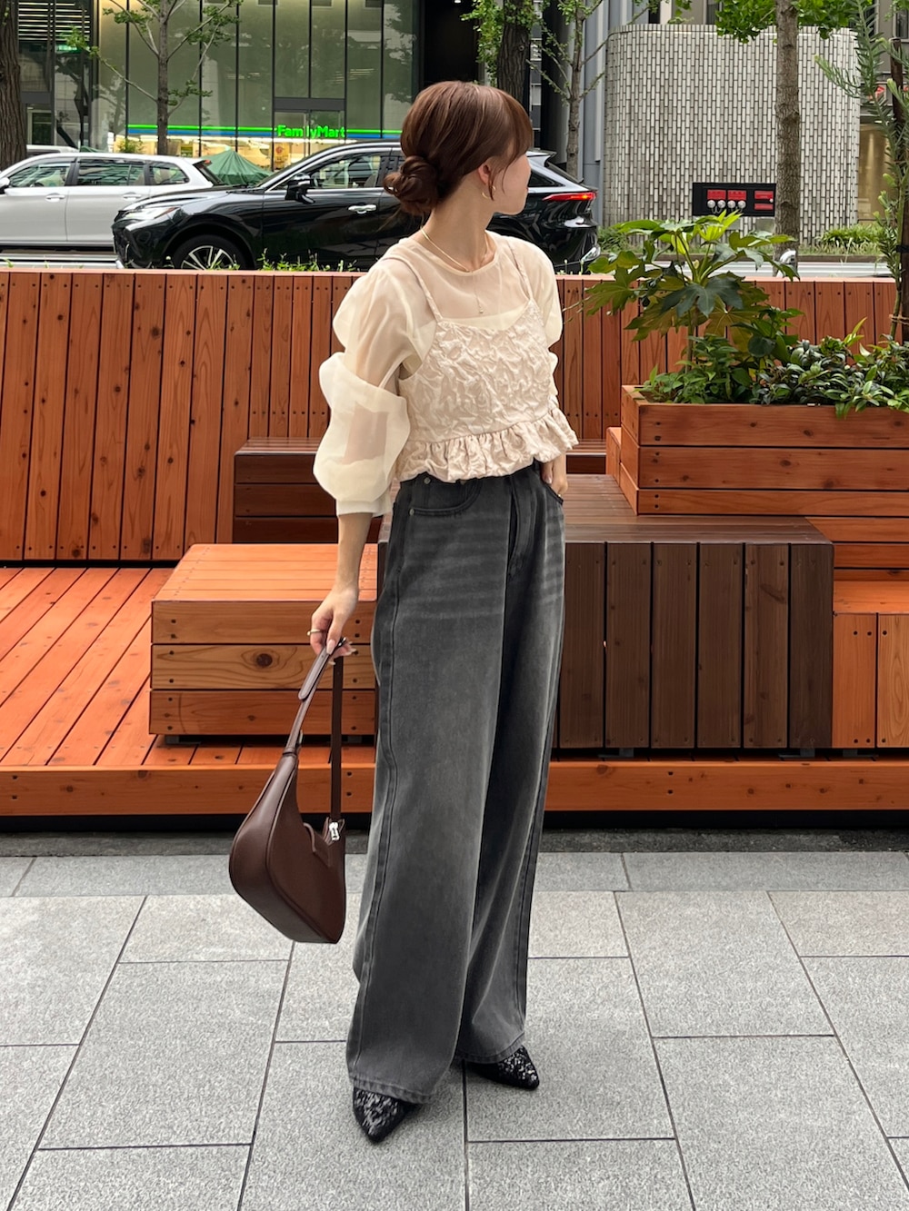 ホワイト系のシャツ/ブラウス、ブラック系のデニムパンツ、ブラック系のパンプスを着用したレディースの冬コーディネートの2枚目の写真