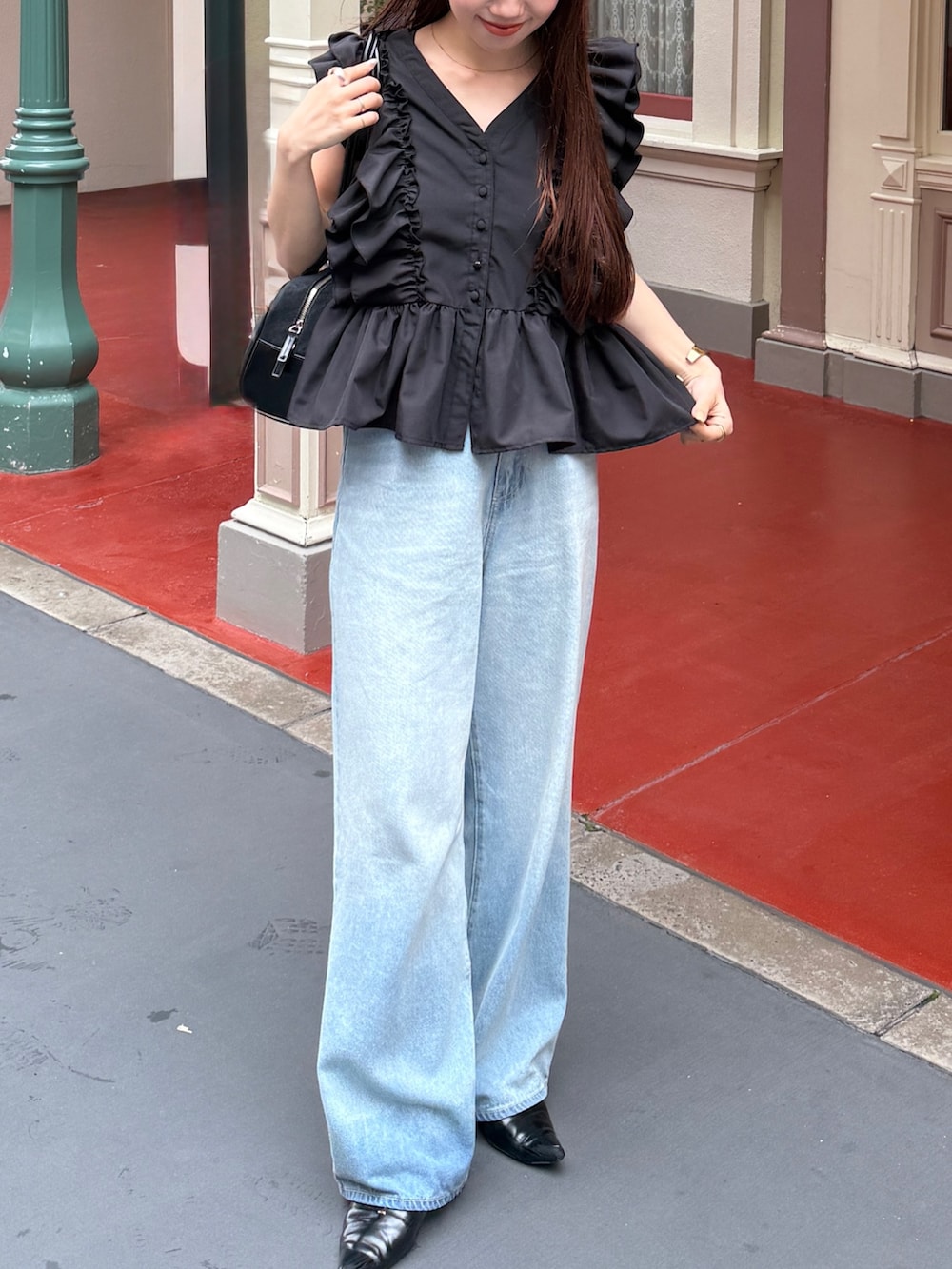 ブラック系のシャツ/ブラウスを着用したレディースの夏コーディネートの2枚目の写真