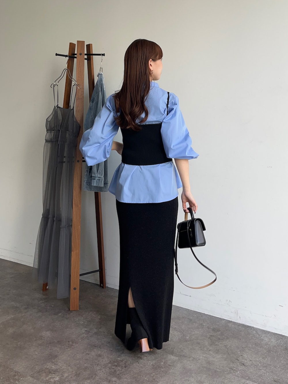 ブルー系のシャツ/ブラウス、ブラック系のスカート、ブラック系のショルダーバッグを着用したレディースの冬コーディネートの3枚目の写真