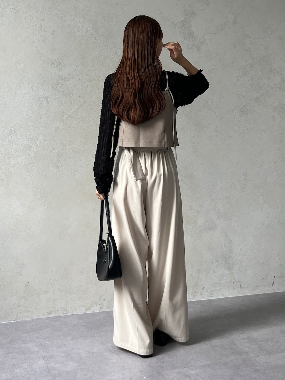 ベージュ系のシャツ/ブラウス、ブラック系のTシャツ/カットソー、ホワイト系のスラックスを着用したレディースの夏コーディネートの3枚目の写真