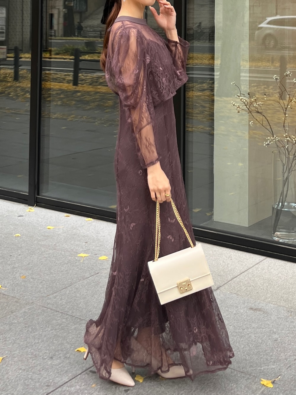 グレー系のドレス、ベージュ系のハンドバッグを着用したレディースの冬コーディネートの4枚目の写真