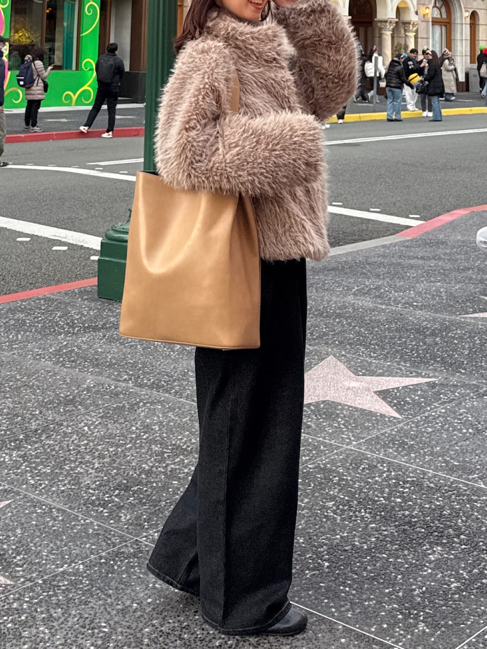 ベージュ系のブルゾン、ベージュ系のニット/セーター、ブラック系のデニムパンツを着用したレディースの冬コーディネートの2枚目の写真