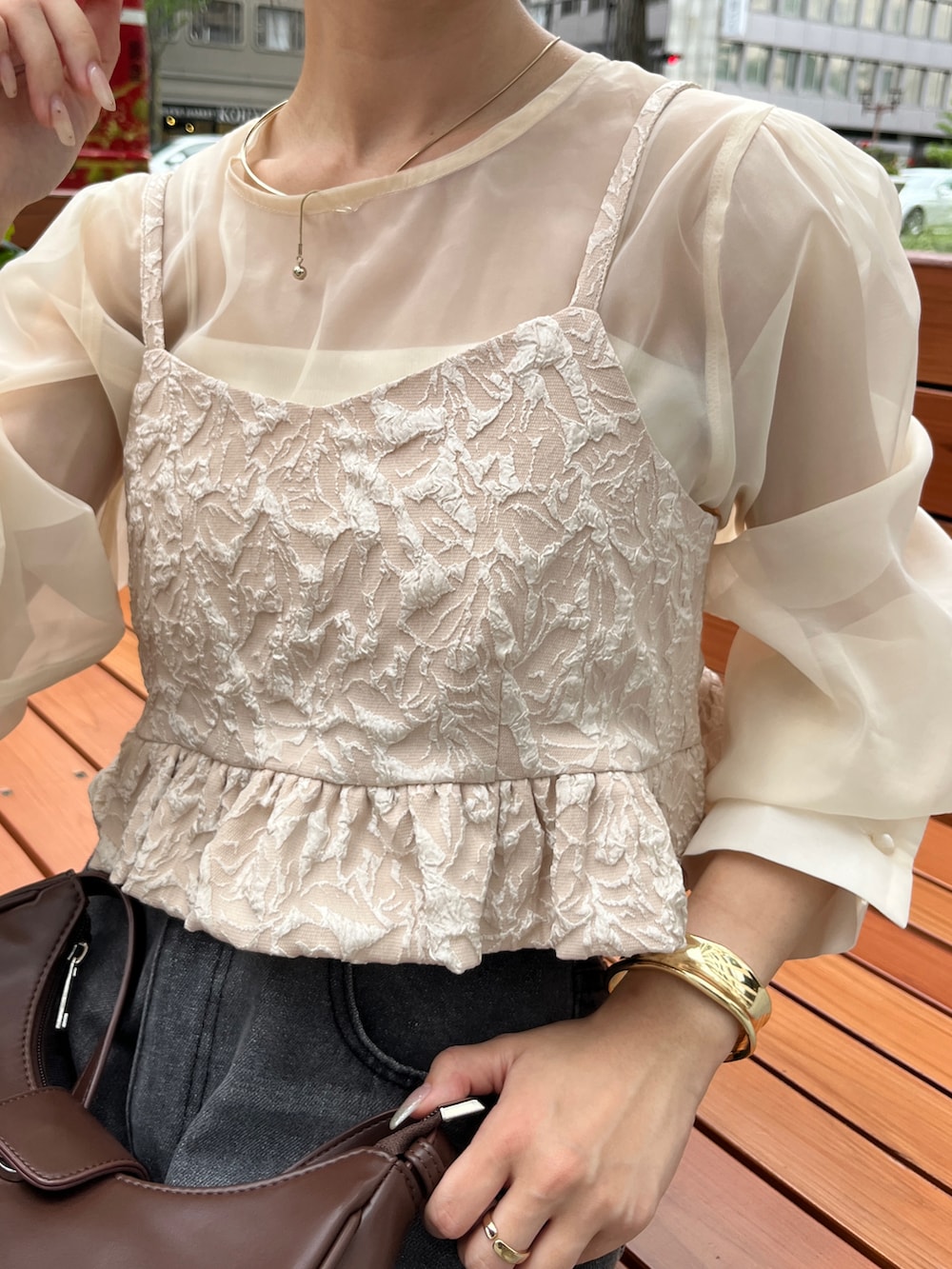 ホワイト系のシャツ/ブラウス、ブラック系のデニムパンツ、ブラック系のパンプスを着用したレディースの冬コーディネートの3枚目の写真