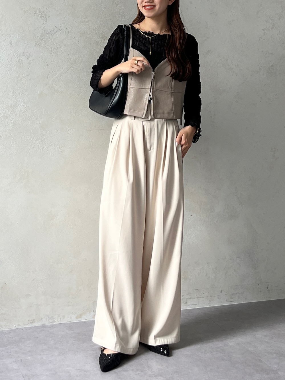 ベージュ系のシャツ/ブラウス、ブラック系のTシャツ/カットソー、ホワイト系のスラックスを着用したレディースの夏コーディネートの2枚目の写真