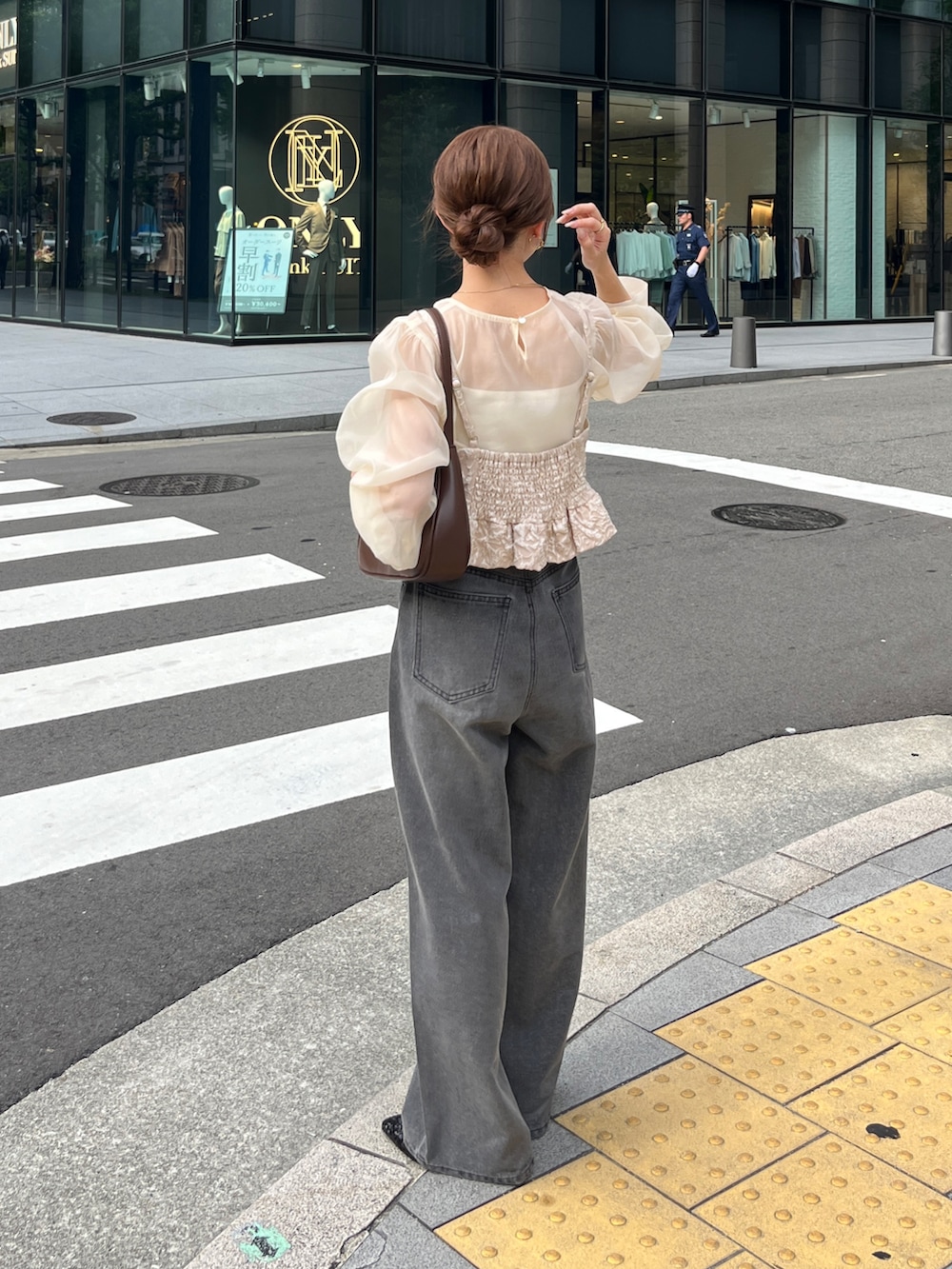 ホワイト系のシャツ/ブラウス、ブラック系のデニムパンツ、ブラック系のパンプスを着用したレディースの冬コーディネートの4枚目の写真