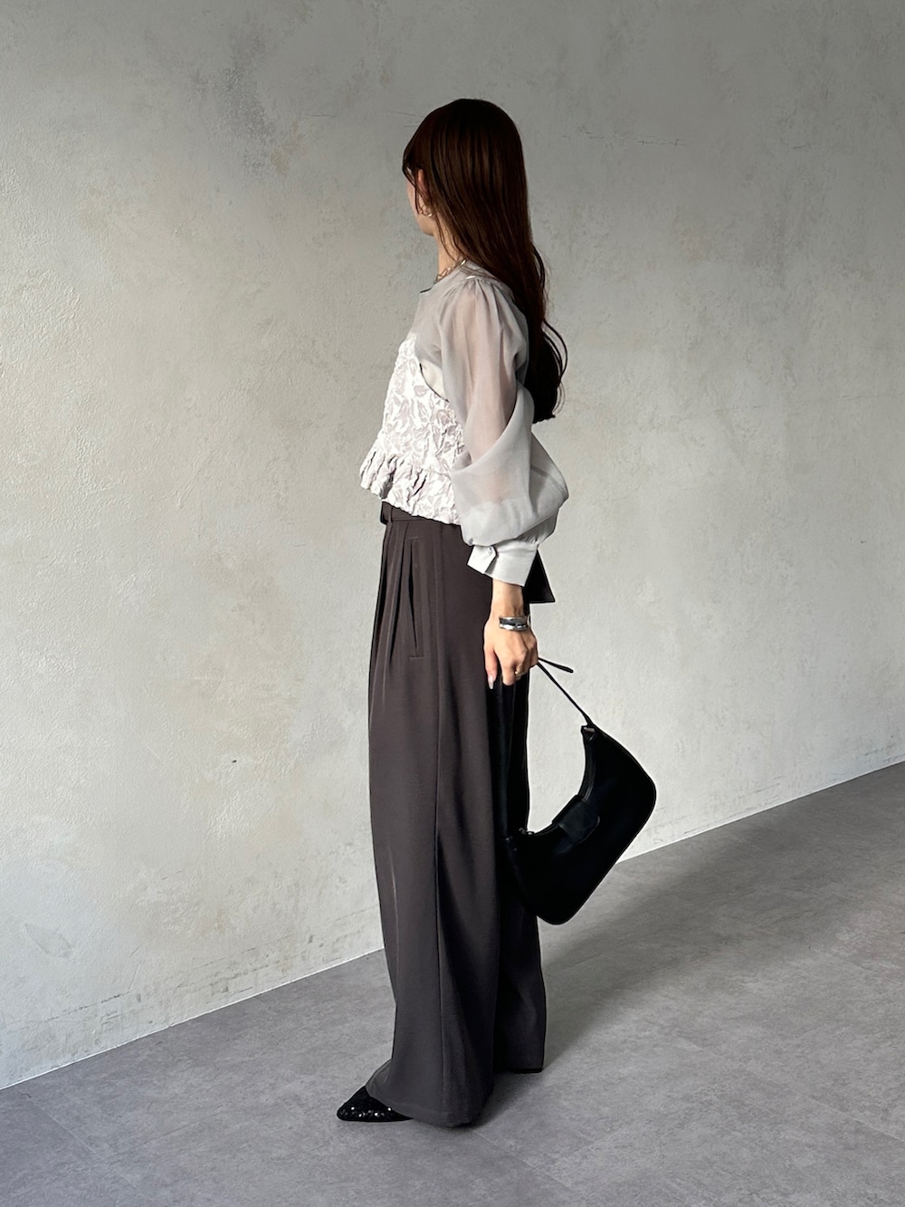 グレー系のシャツ/ブラウス、グレー系のスラックス、ブラック系のパンプスを着用したレディースの夏コーディネートの4枚目の写真