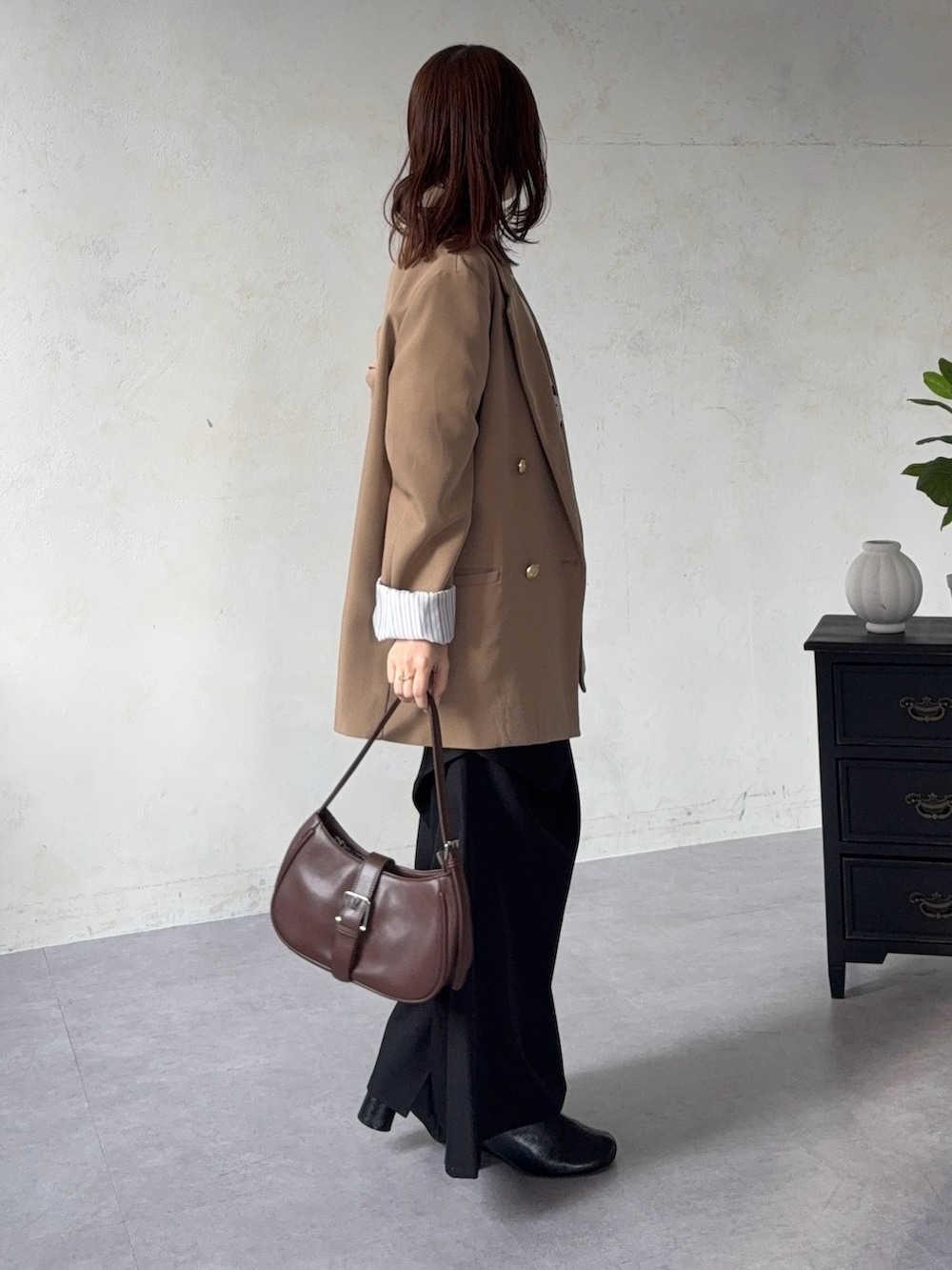 ベージュ系のテーラードジャケット、ホワイト系のシャツ/ブラウス、ブラック系のスカートを着用したレディースの春コーディネートの3枚目の写真