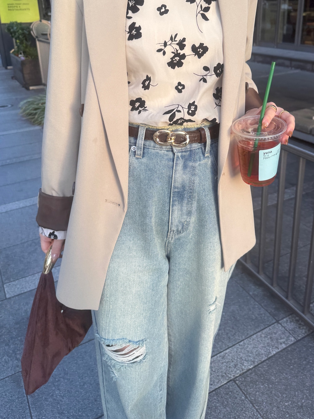 ベージュ系のテーラードジャケット、ホワイト系のシャツ/ブラウス、ブルー系のデニムパンツを着用したレディースの春コーディネートの3枚目の写真