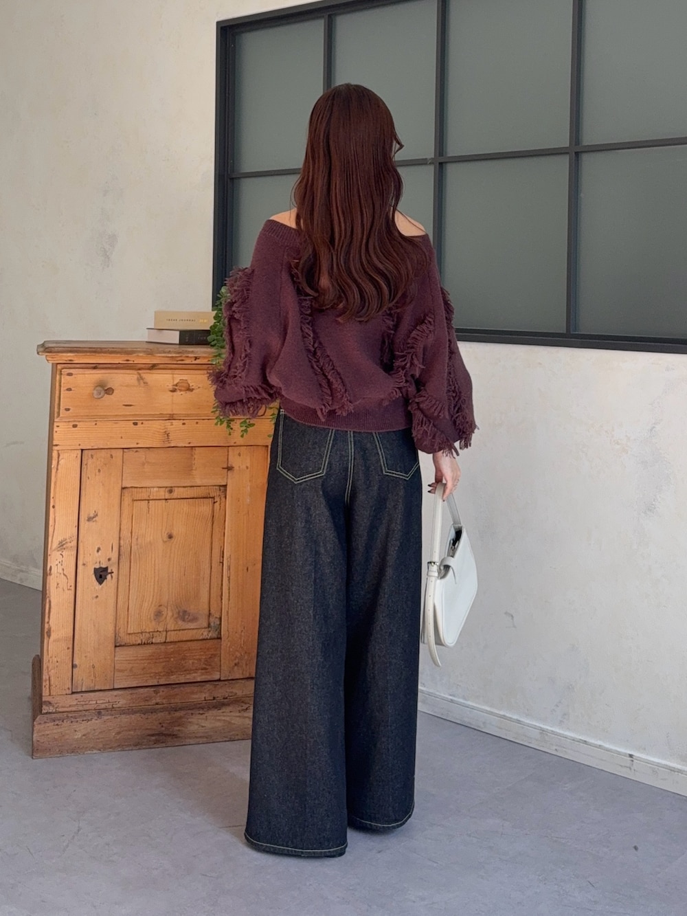 ブラウン系のニット/セーター、ブラック系のその他パンツ、ブラック系のベルトを着用したレディースの冬コーディネートの3枚目の写真