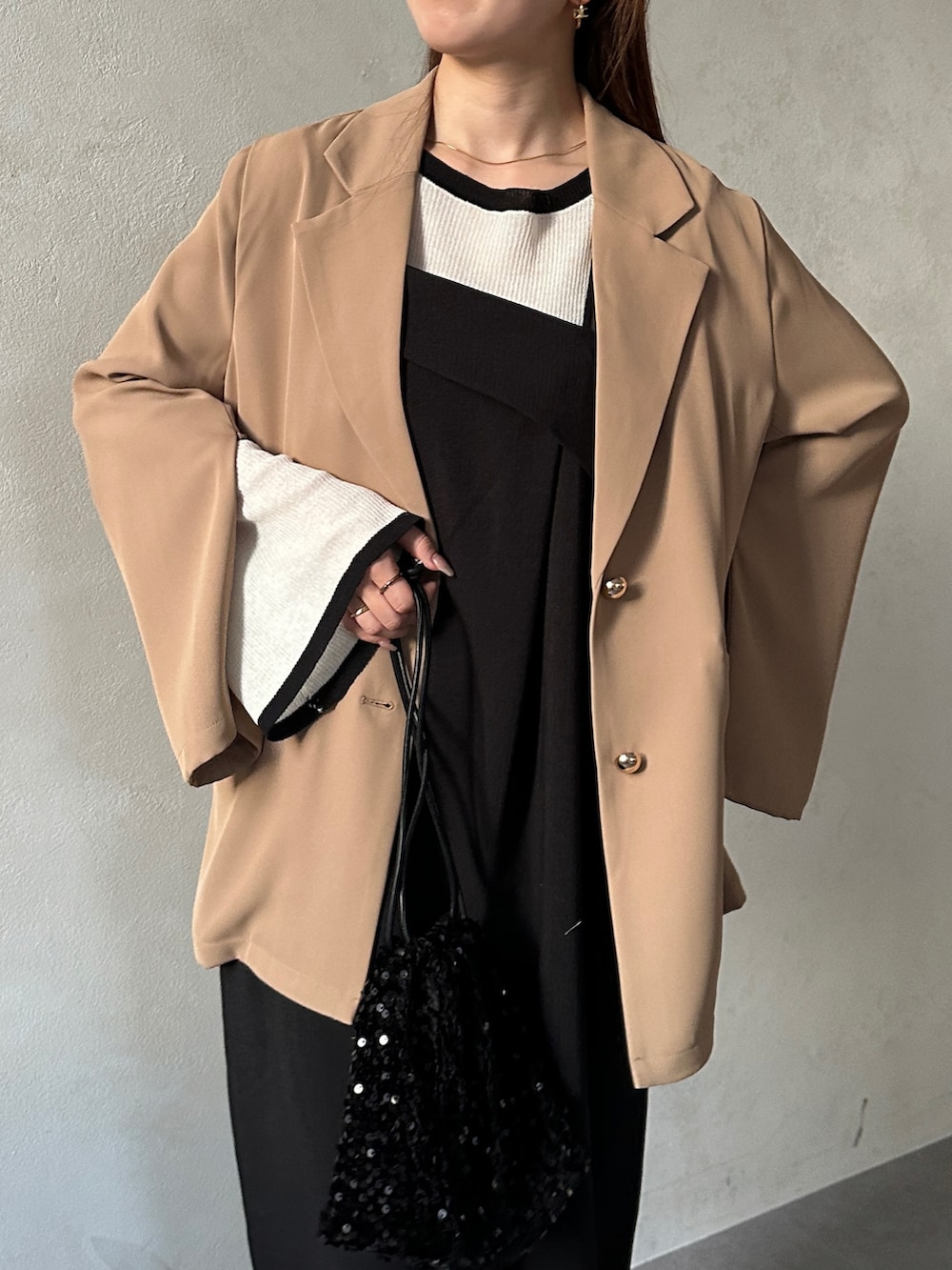 「春ファッション、おでかけコーデ、春服、シアートップス、オトナカワイイ、ワンピーススタイル、キレイめ、巾着バッグ、レイヤード、春ニット、バレエシューズ、春服コーデ、キャミワンピ、お洒落さんとつながりたい、ゆるコーデ」｜「Thevonの袖スリット2WAYテーラードジャケット（テーラードジャケット、ベージュ系）」を使った、yunaさん（骨格ウェーブ・レディース・152cm）の春コーディネートの2枚目の写真