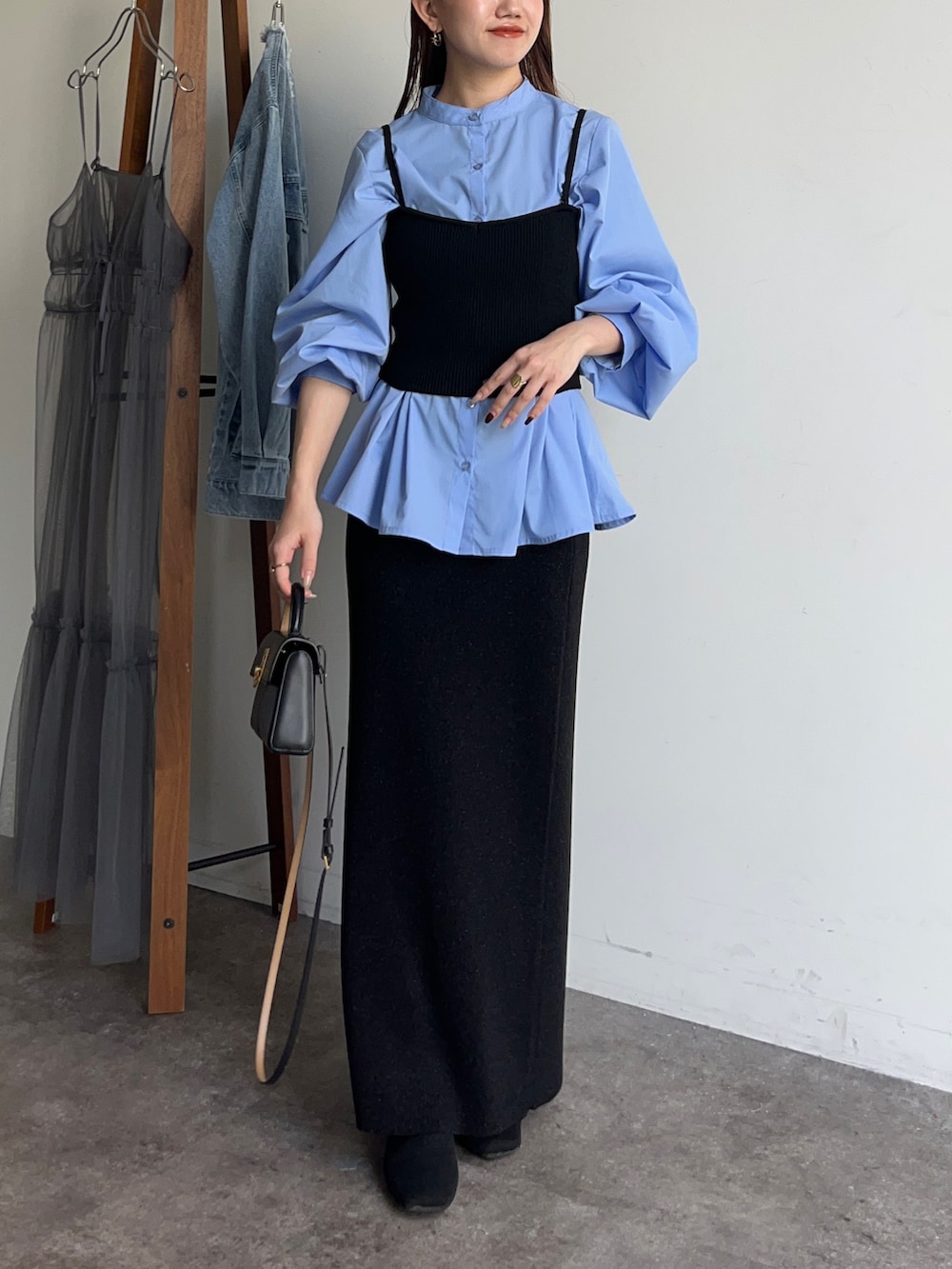 ブルー系のシャツ/ブラウス、ブラック系のスカート、ブラック系のショルダーバッグを着用したレディースの冬コーディネートの4枚目の写真