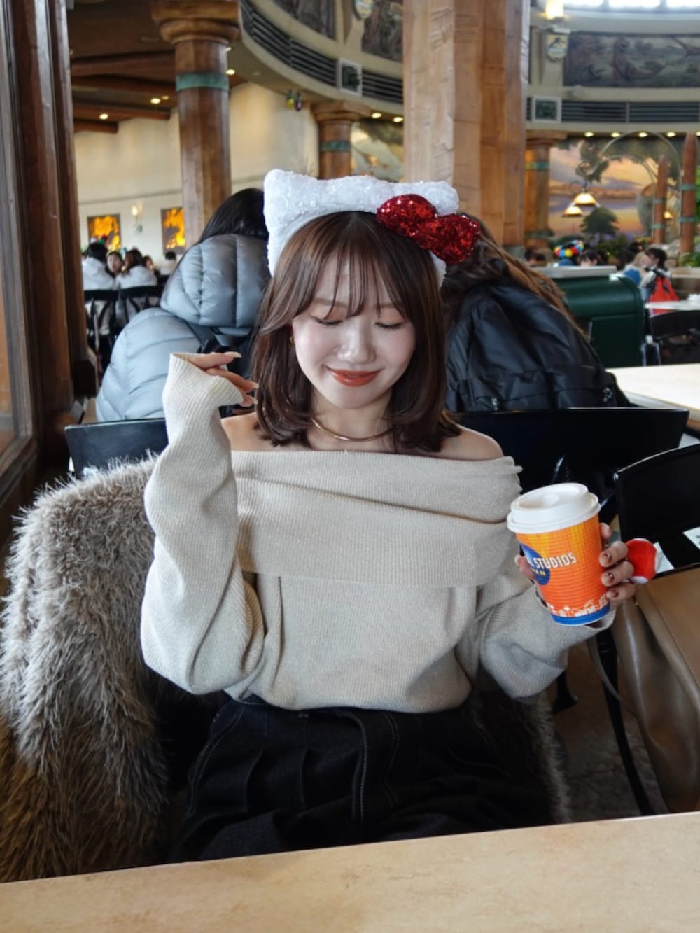 ベージュ系のブルゾン、ベージュ系のニット/セーター、ブラック系のデニムパンツを着用したレディースの冬コーディネートの3枚目の写真