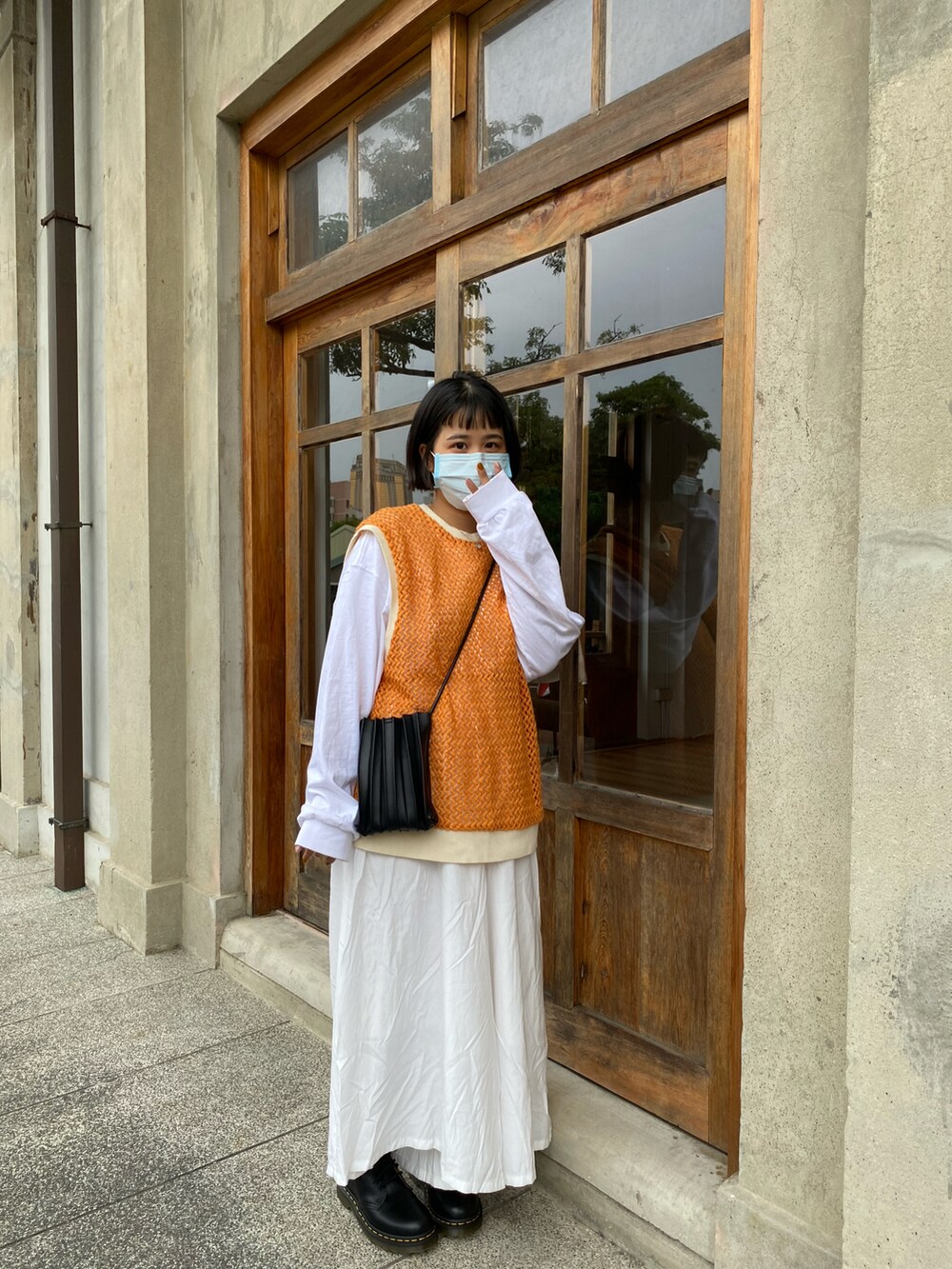 ブラック系のその他シューズを着用したレディースの春コーディネートの2枚目の写真