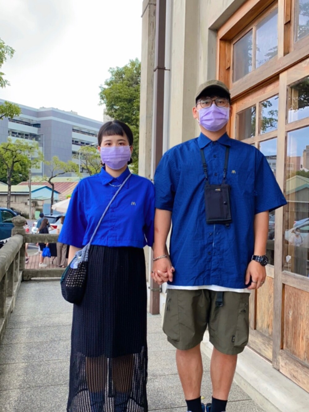 ブルー系のスニーカー、ブラック系のブーツを着用したレディースの夏コーディネートの2枚目の写真