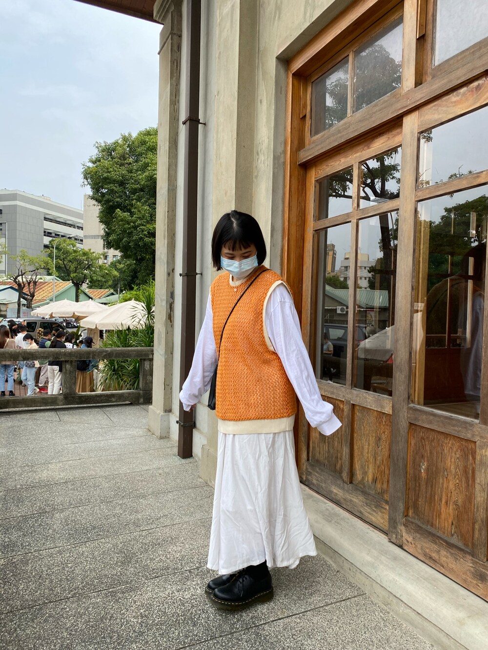 ブラック系のその他シューズを着用したレディースの春コーディネートの3枚目の写真