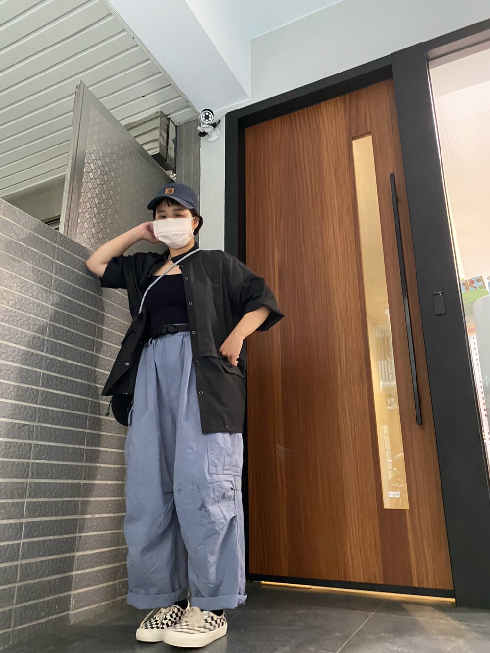 その他のその他シューズ、ブラック系のシャツ/ブラウス、ブルー系のチノパンツを着用したレディースの夏コーディネートの2枚目の写真