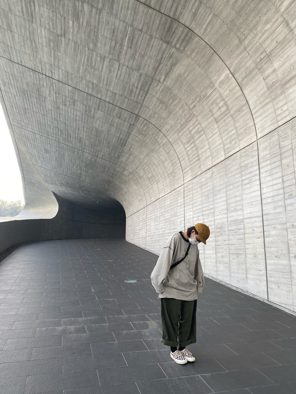 その他のその他シューズを着用したレディースの春コーディネートの2枚目の写真