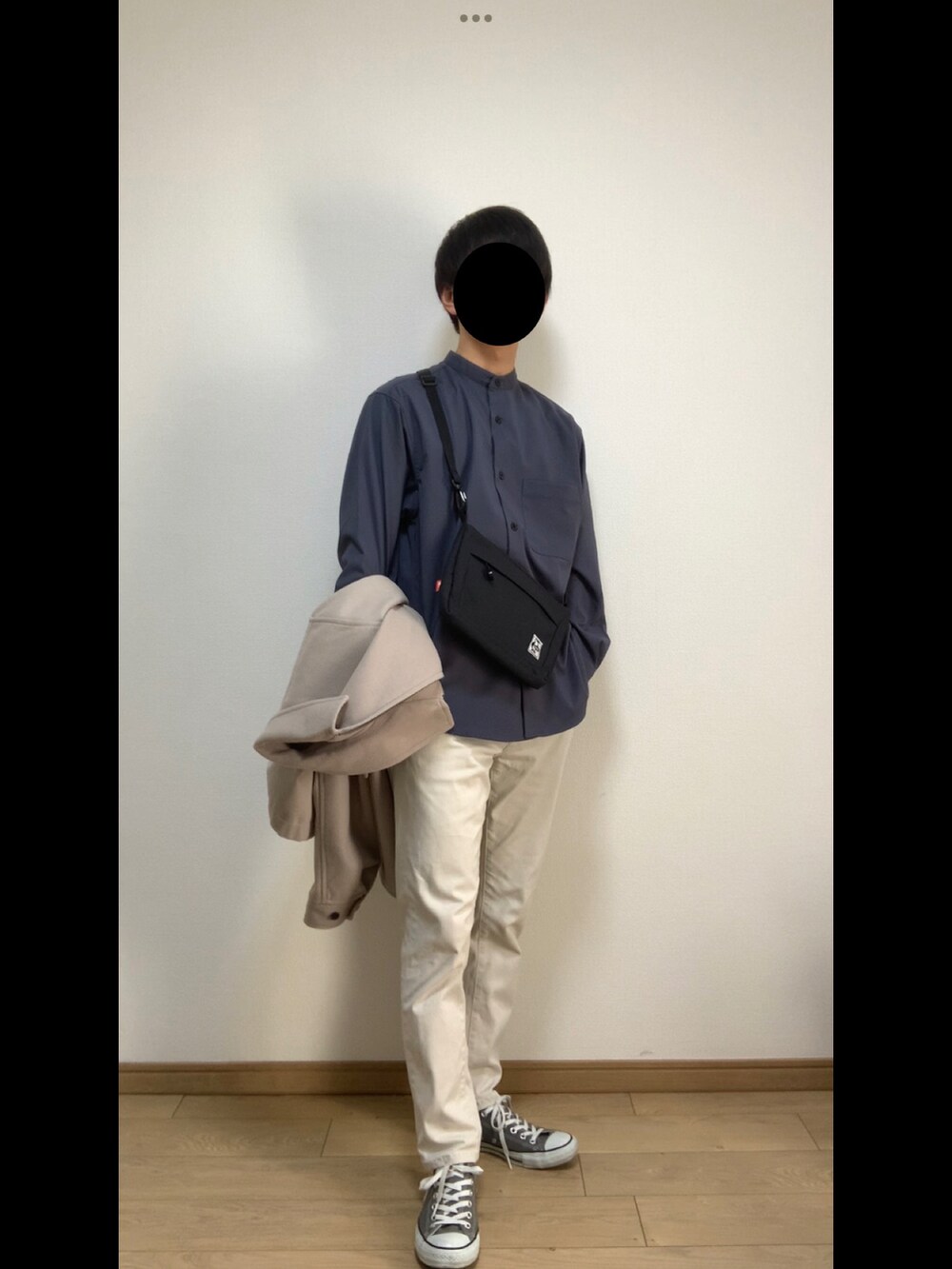 ベージュ系のブルゾン、ブルー系のシャツ/ブラウス、ホワイト系のデニムパンツを着用したメンズの春コーディネートの2枚目の写真