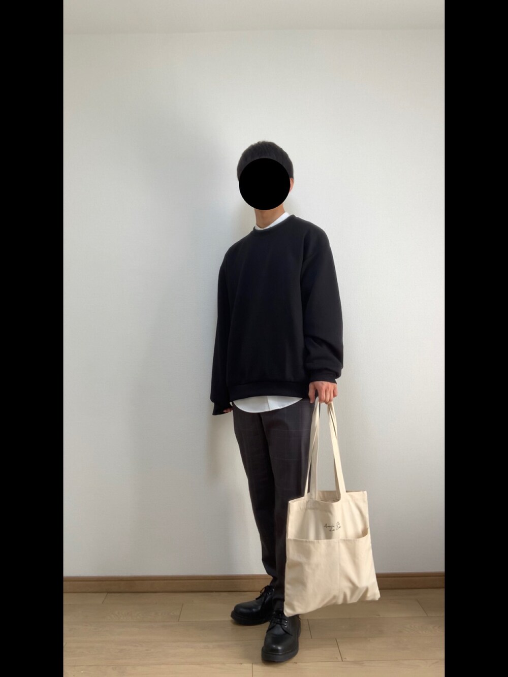 グレー系のパンツ、グレー系のチェスターコート、ホワイト系のシャツ/ブラウスを着用したメンズの春コーディネートの2枚目の写真