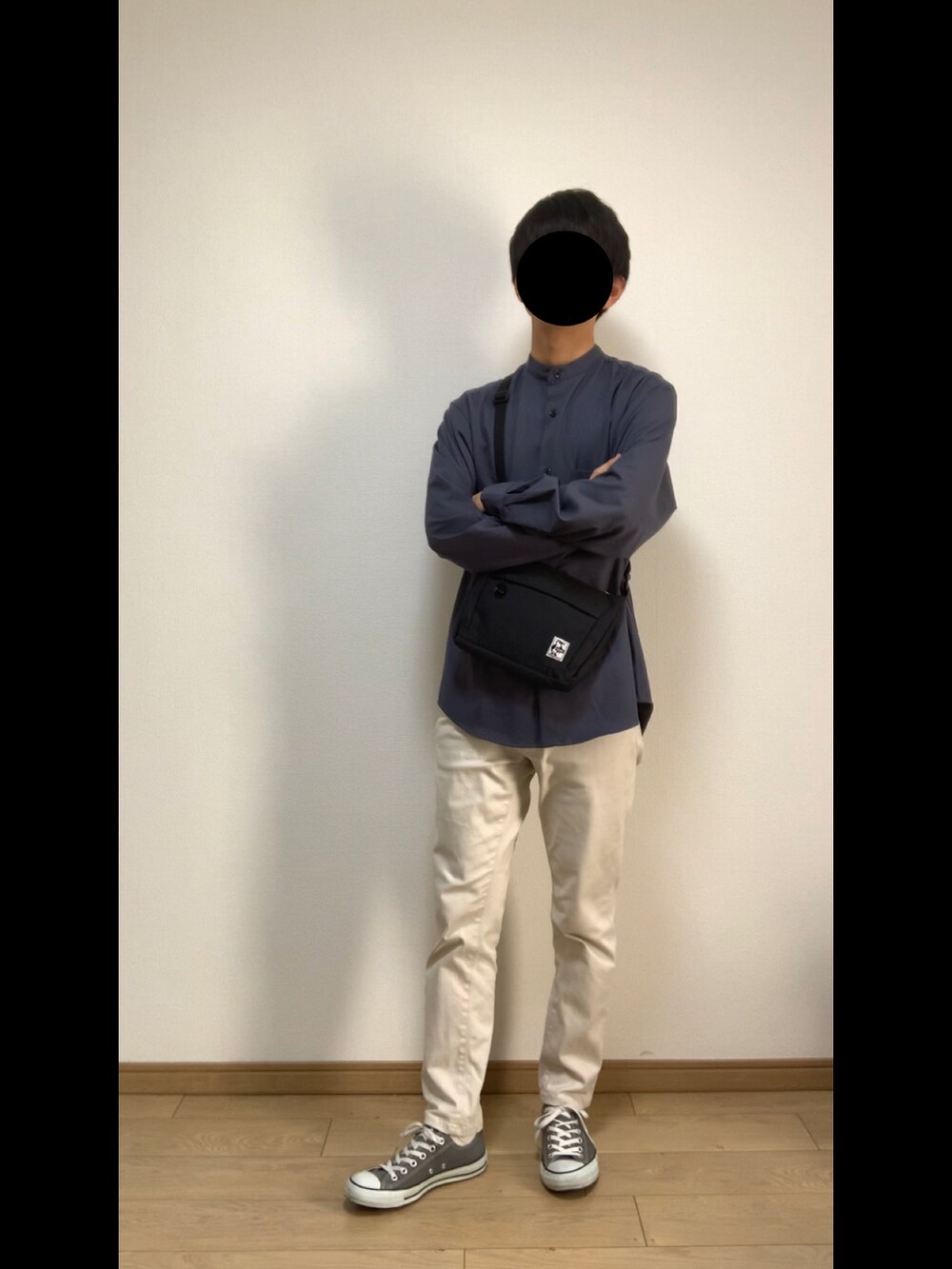 ベージュ系のブルゾン、ブルー系のシャツ/ブラウス、ホワイト系のデニムパンツを着用したメンズの春コーディネートの3枚目の写真