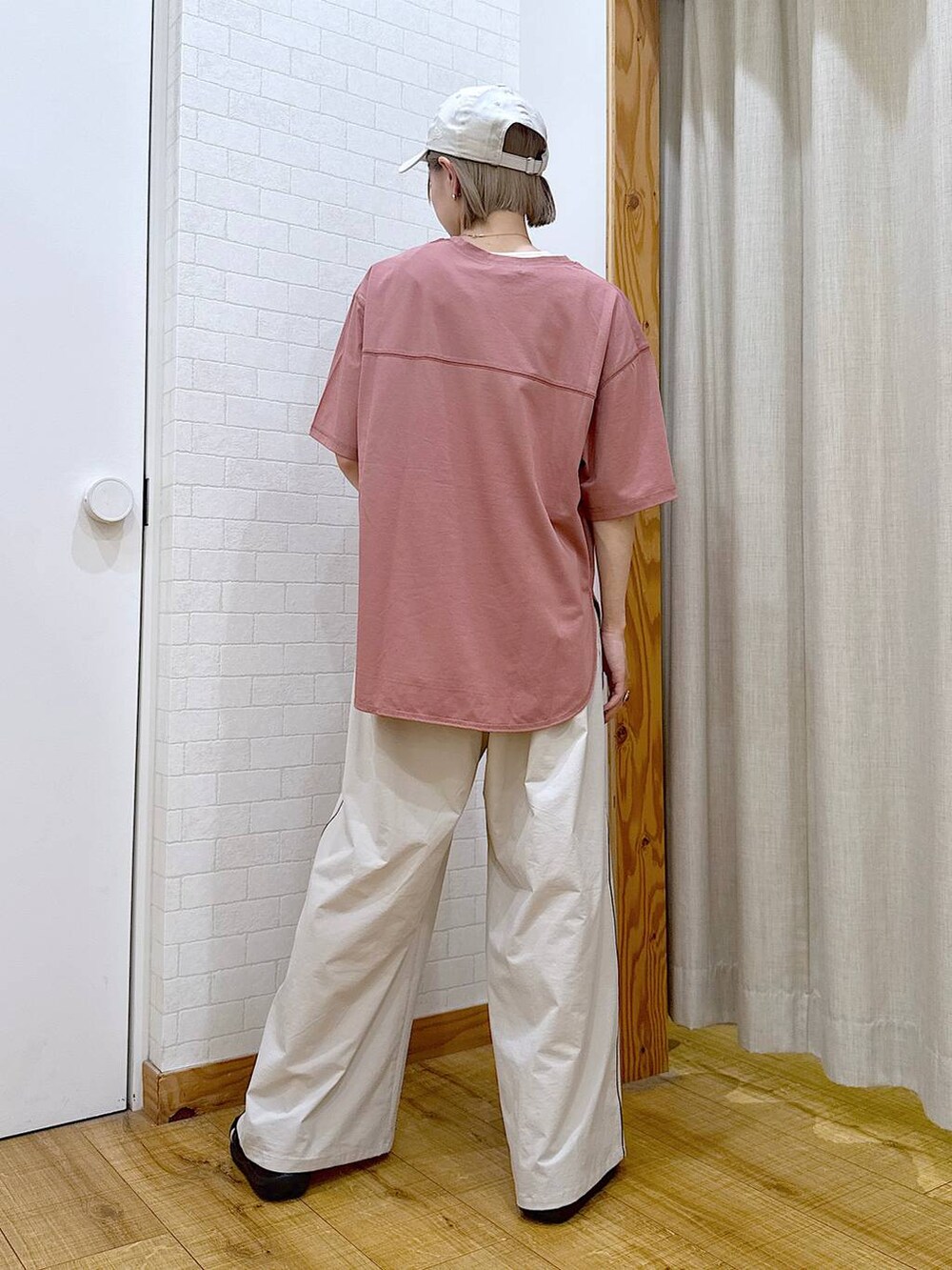 グレー系のボストンバッグ、ブラック系のサンダル、ベージュ系のその他パンツを着用したレディースの夏コーディネートの3枚目の写真