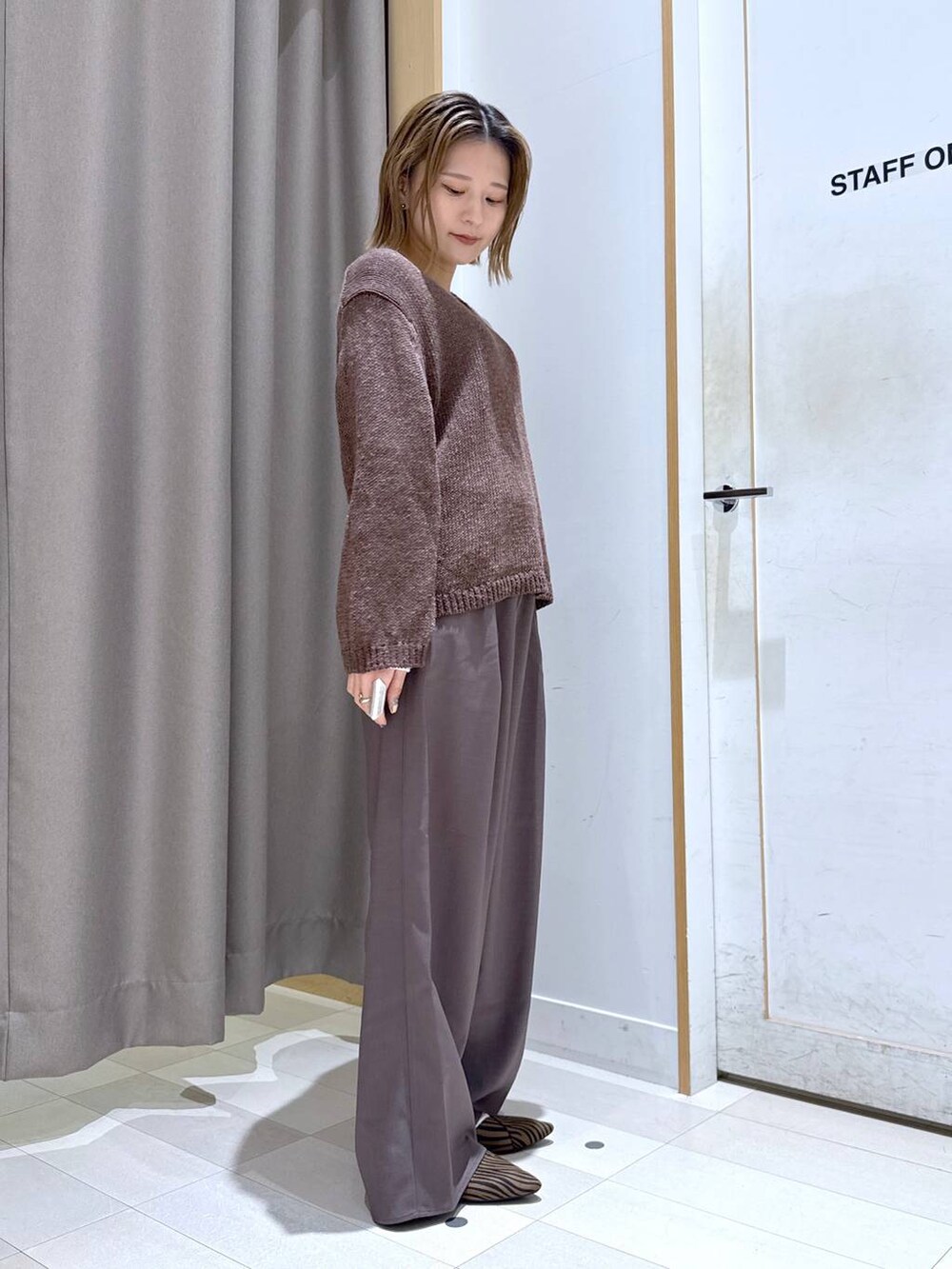 その他のパンプス、ブラウン系のその他パンツ、ブラウン系のニット/セーターを着用したレディースの春コーディネートの3枚目の写真