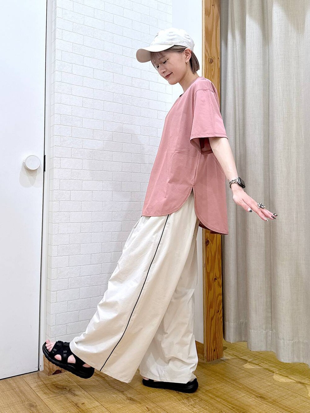 グレー系のボストンバッグ、ブラック系のサンダル、ベージュ系のその他パンツを着用したレディースの夏コーディネートの4枚目の写真