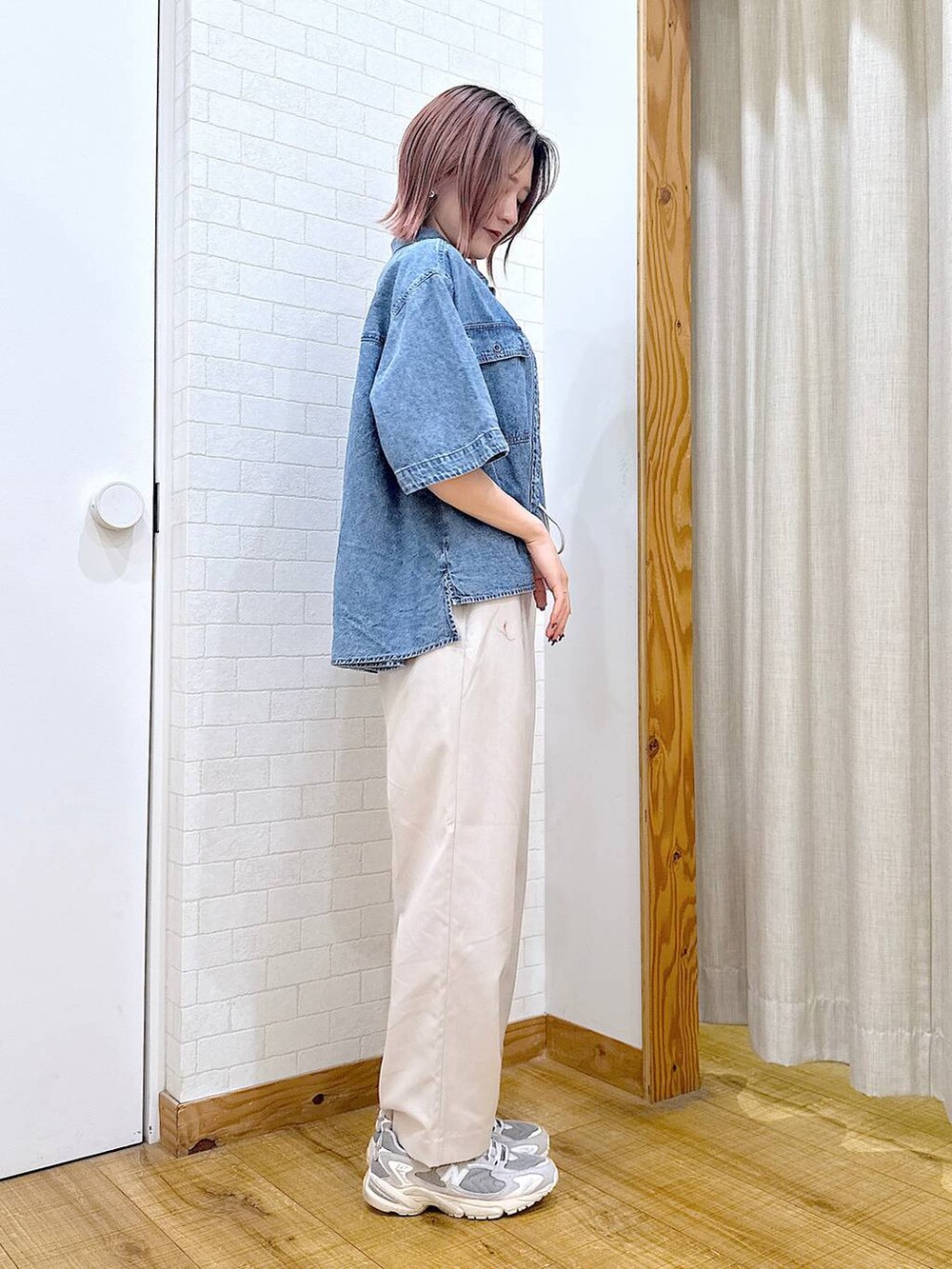 ブルー系のシャツ/ブラウス、ブラック系のタンクトップ、ベージュ系のその他パンツを着用したレディースの春コーディネートの2枚目の写真