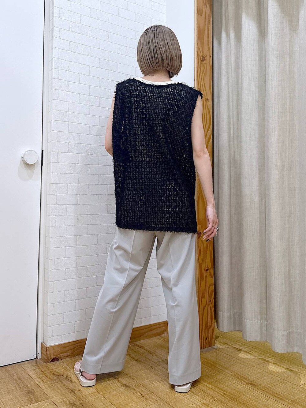 グレー系のその他パンツ、ホワイト系のタンクトップ、ベージュ系のサンダルを着用したレディースの夏コーディネートの3枚目の写真