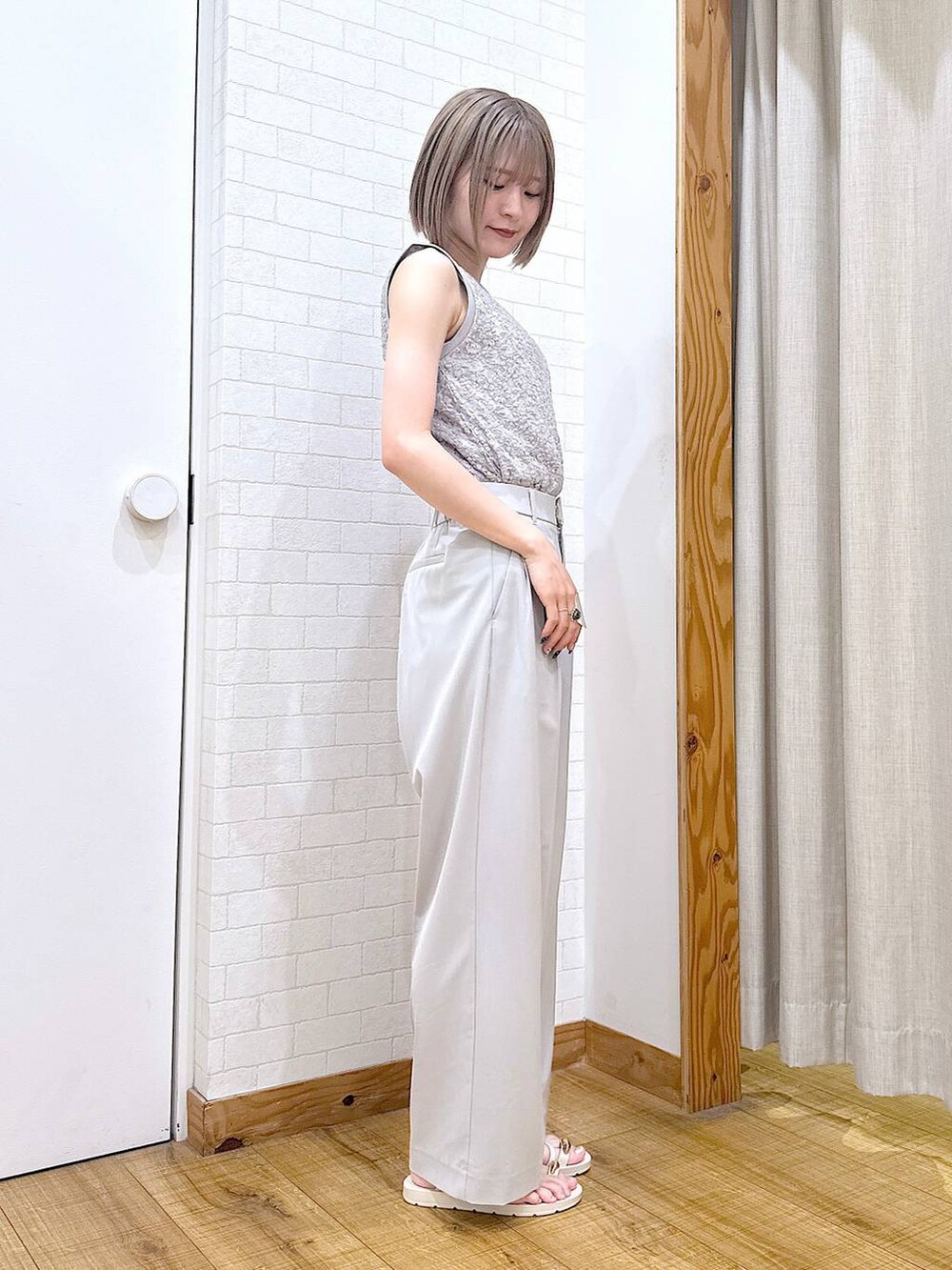 グレー系のその他パンツ、ベージュ系のサンダル、ブラック系のボストンバッグを着用したレディースの夏コーディネートの2枚目の写真