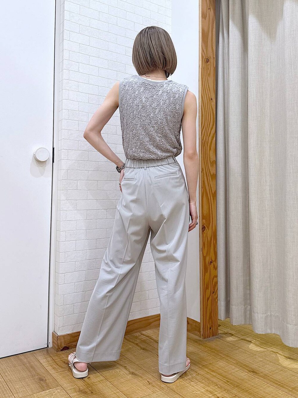 グレー系のその他パンツ、ベージュ系のサンダル、ブラック系のボストンバッグを着用したレディースの夏コーディネートの3枚目の写真