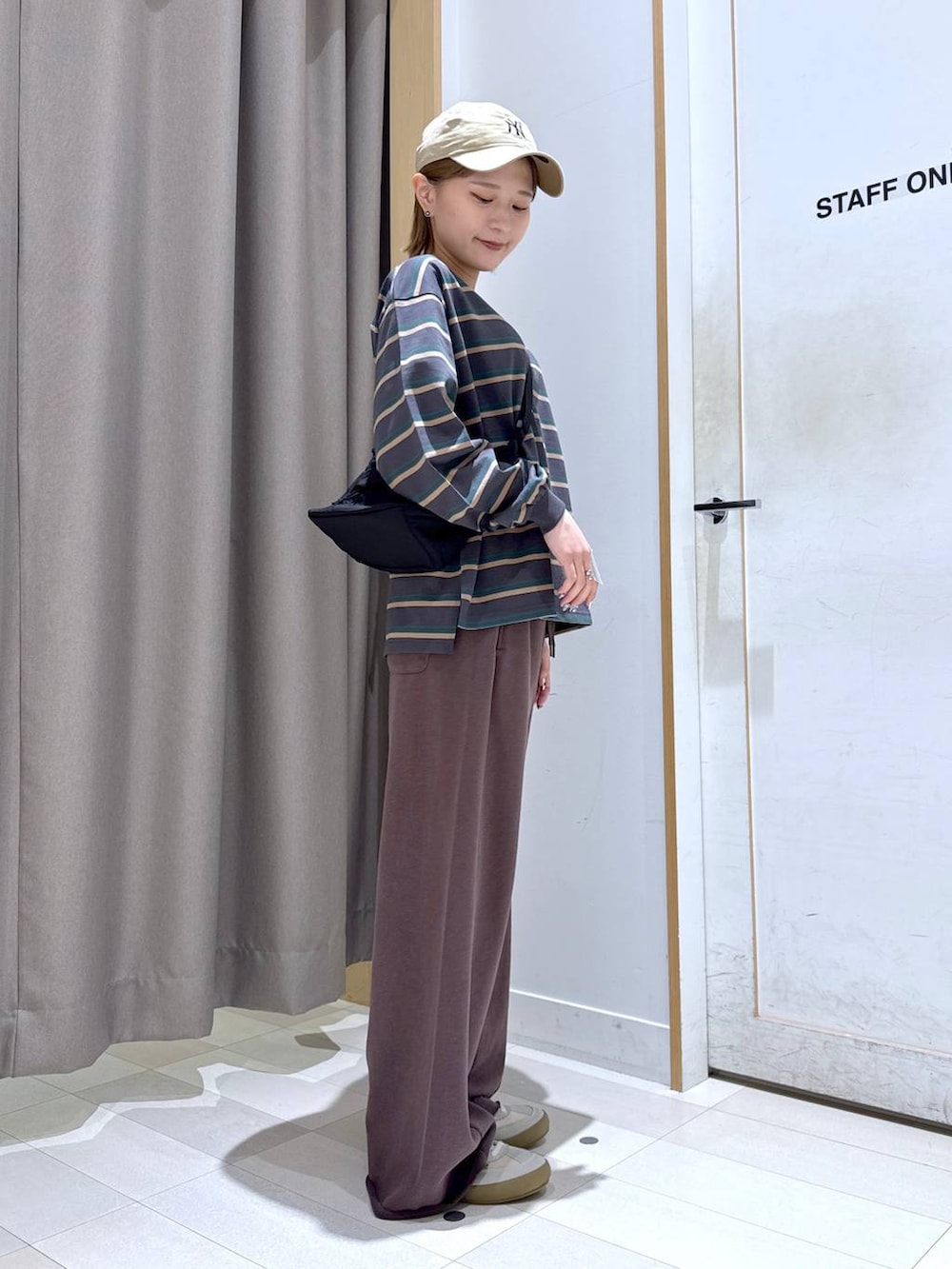 ベージュ系のスニーカー、ブラウン系のスウェットパンツ、グレー系のTシャツ/カットソーを着用したレディースの春コーディネートの2枚目の写真