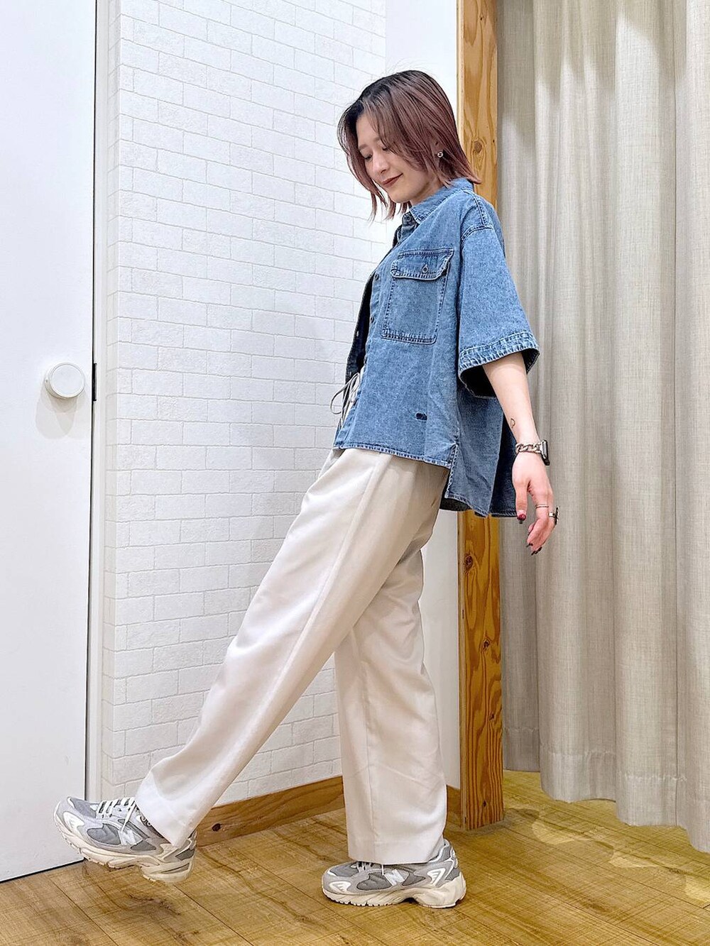 ブルー系のシャツ/ブラウス、ブラック系のタンクトップ、ベージュ系のその他パンツを着用したレディースの春コーディネートの4枚目の写真