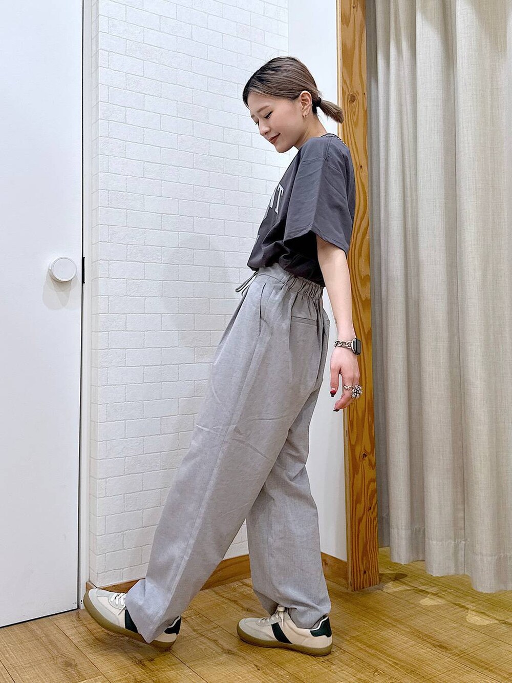 ベージュ系のスニーカー、その他のトートバッグ、グレー系のその他パンツを着用したレディースの春コーディネートの4枚目の写真