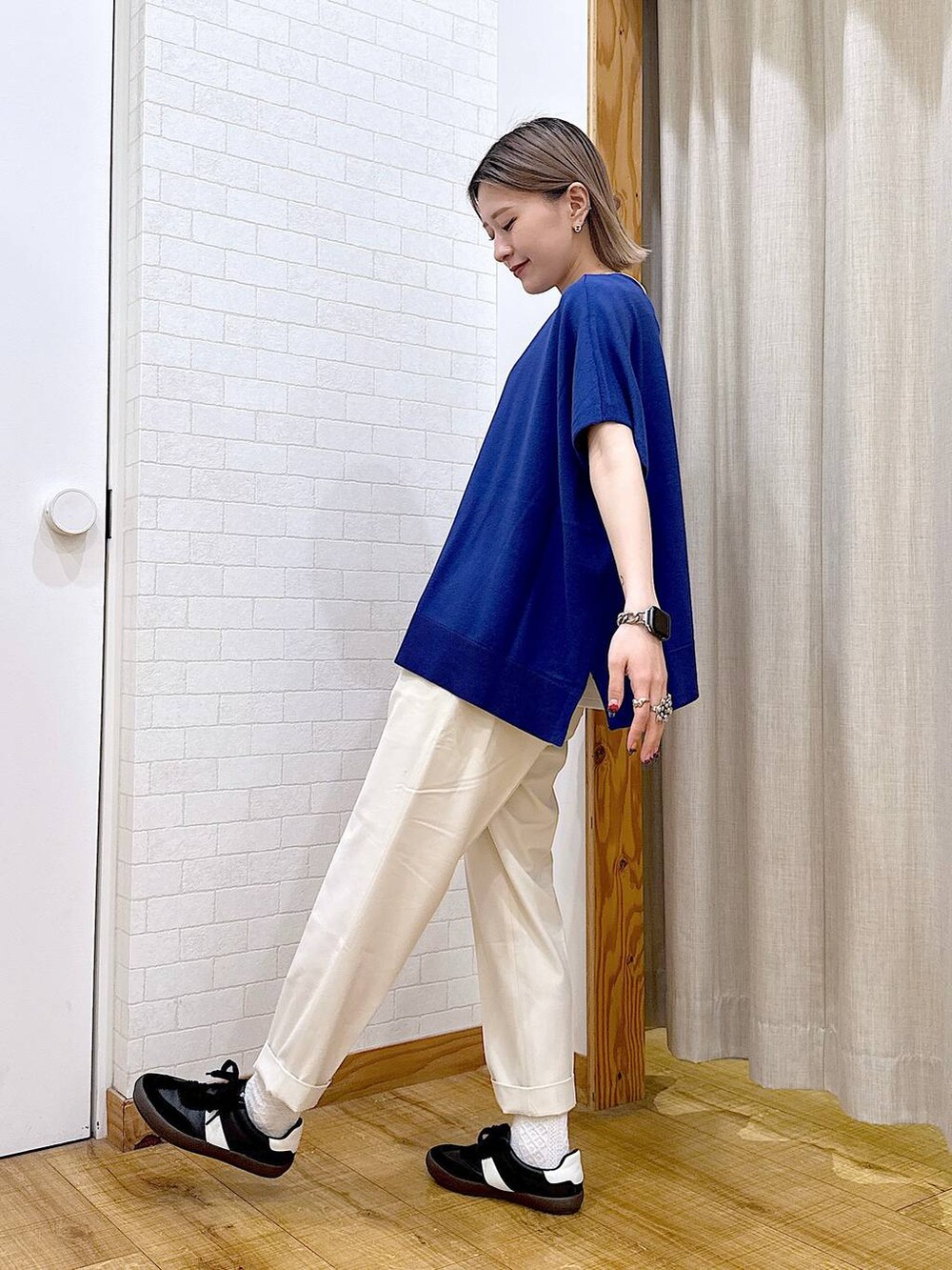 ホワイト系のその他パンツ、ブラック系のスニーカー、ブラウン系のトートバッグを着用したレディースの春コーディネートの4枚目の写真