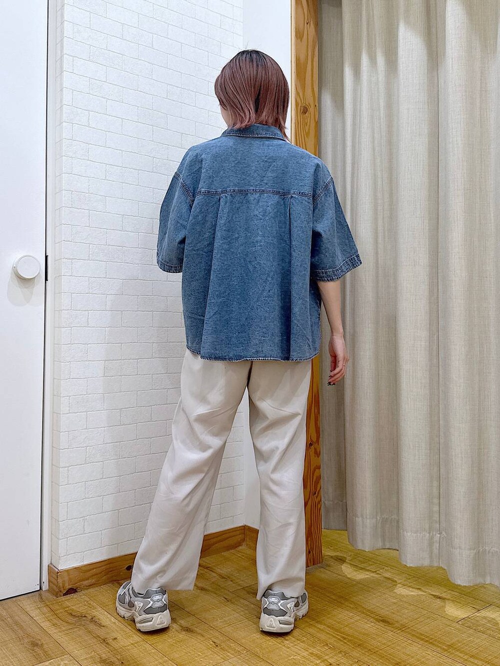 ブルー系のシャツ/ブラウス、ブラック系のタンクトップ、ベージュ系のその他パンツを着用したレディースの春コーディネートの3枚目の写真