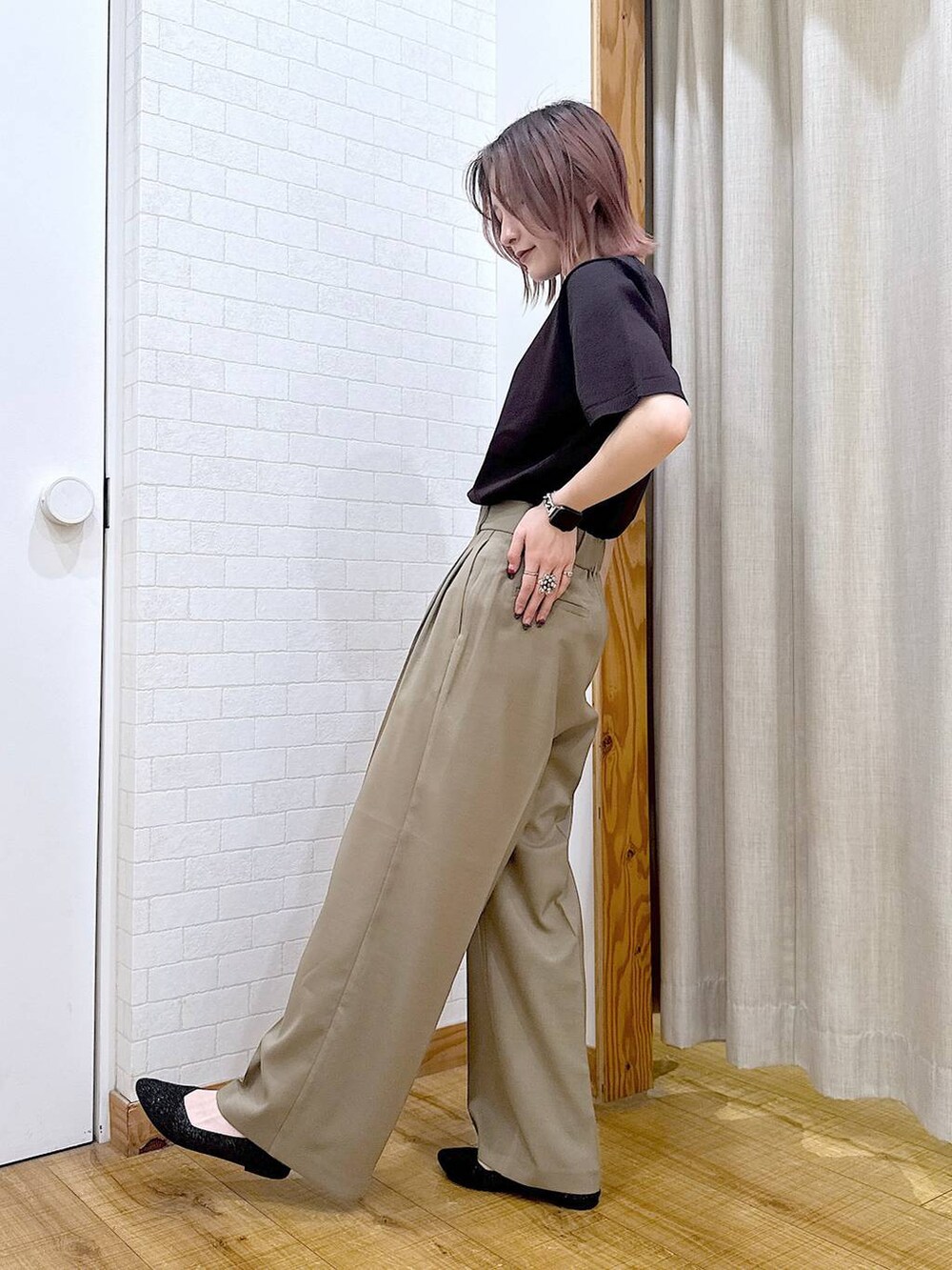 ブラック系のショルダーバッグ、ブラック系のパンプス、ブラウン系のニット/セーターを着用したレディースの春コーディネートの4枚目の写真