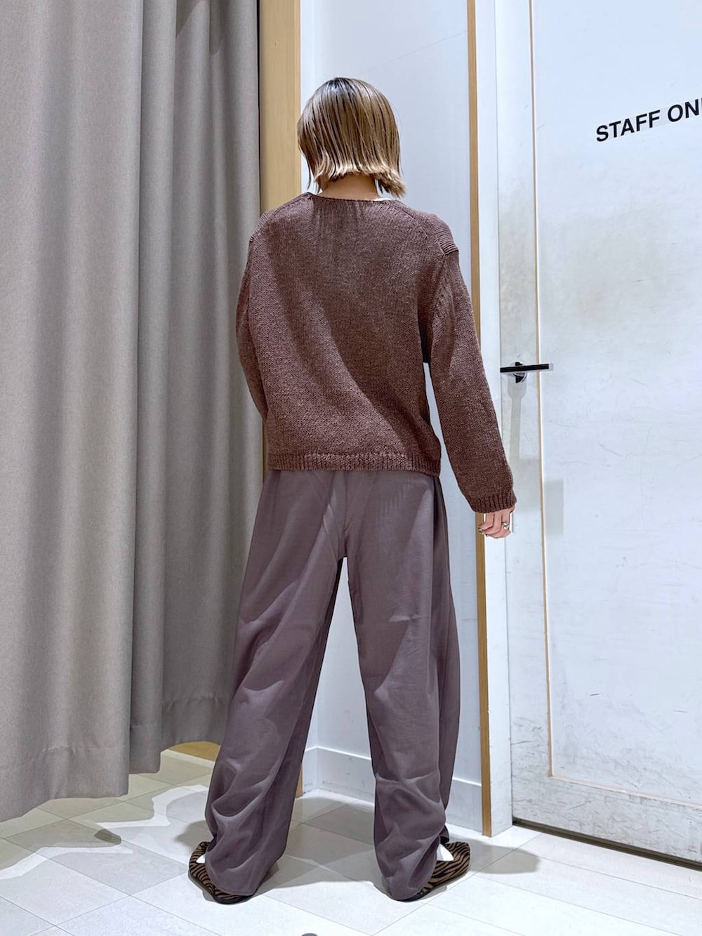 その他のパンプス、ブラウン系のその他パンツ、ブラウン系のニット/セーターを着用したレディースの春コーディネートの4枚目の写真