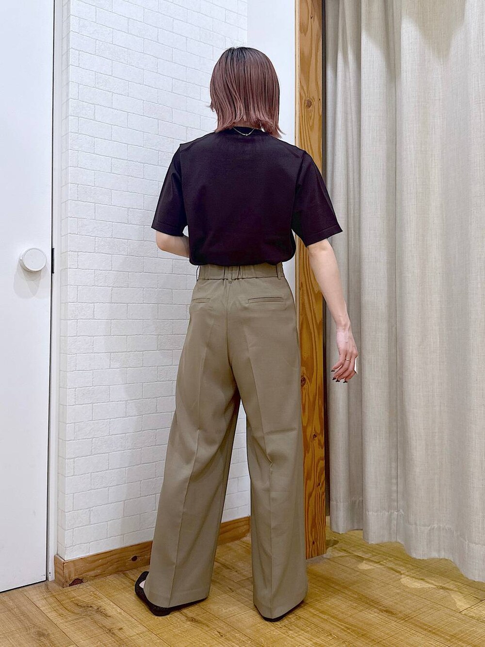 ブラック系のショルダーバッグ、ブラック系のパンプス、ブラウン系のニット/セーターを着用したレディースの春コーディネートの3枚目の写真