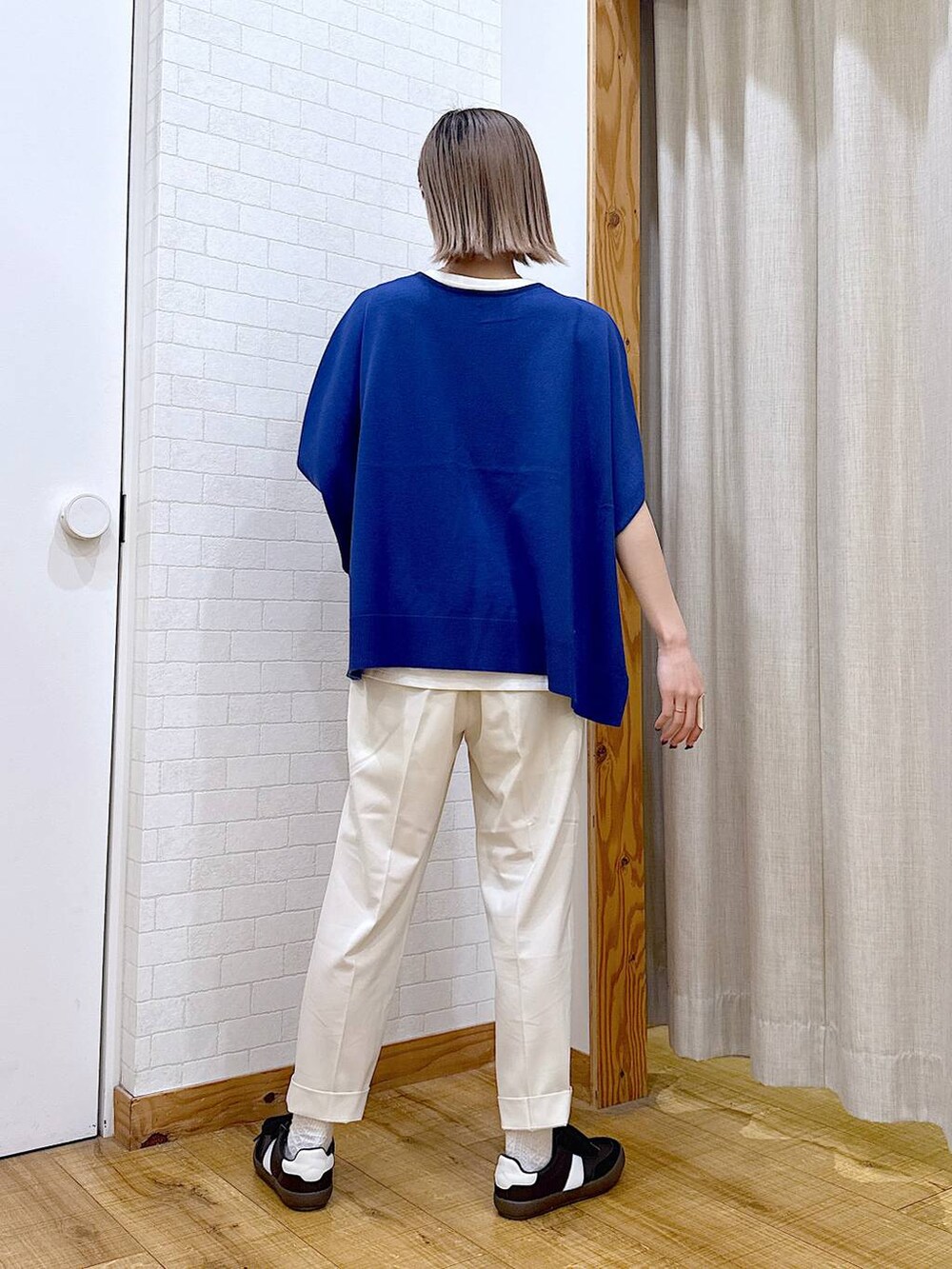 ホワイト系のその他パンツ、ブラック系のスニーカー、ブラウン系のトートバッグを着用したレディースの春コーディネートの3枚目の写真