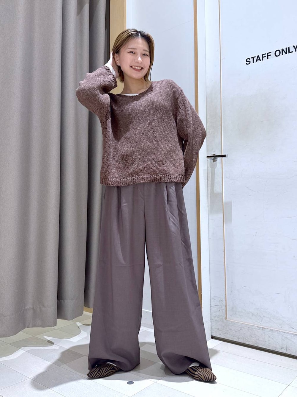 その他のパンプス、ブラウン系のその他パンツ、ブラウン系のニット/セーターを着用したレディースの春コーディネートの2枚目の写真