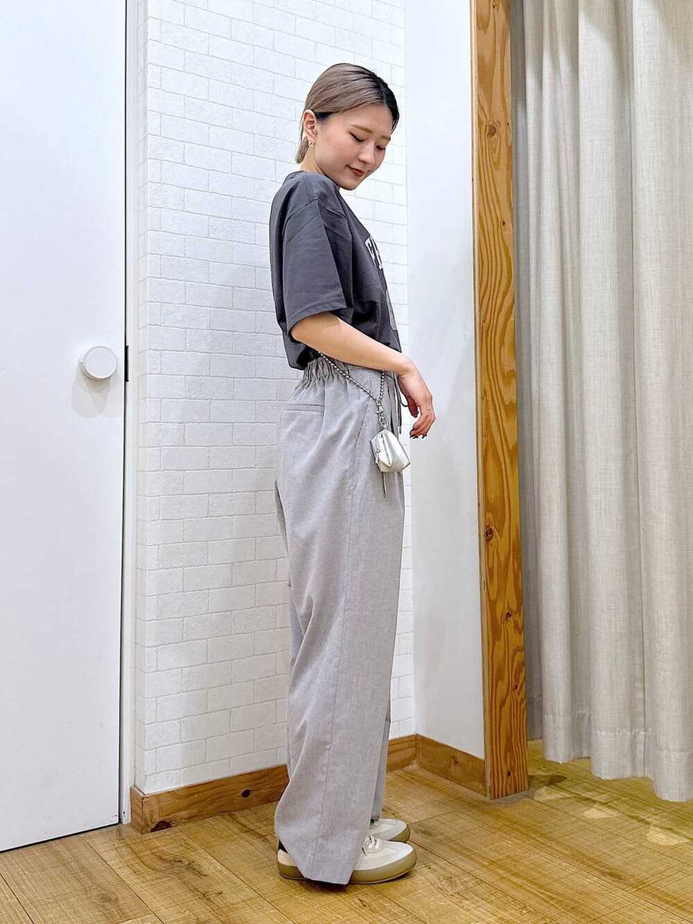 ベージュ系のスニーカー、その他のトートバッグ、グレー系のその他パンツを着用したレディースの春コーディネートの2枚目の写真