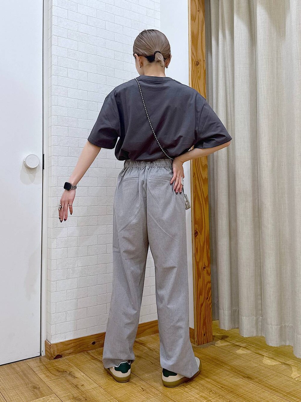 ベージュ系のスニーカー、その他のトートバッグ、グレー系のその他パンツを着用したレディースの春コーディネートの3枚目の写真