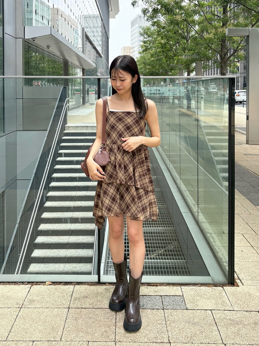 「Chicoのティアードサイドドロップフリルミニワンピース（ワンピース、ブラウン系）」を使った、ayuさん（レディース・155cm）の夏コーディネートの2枚目の写真