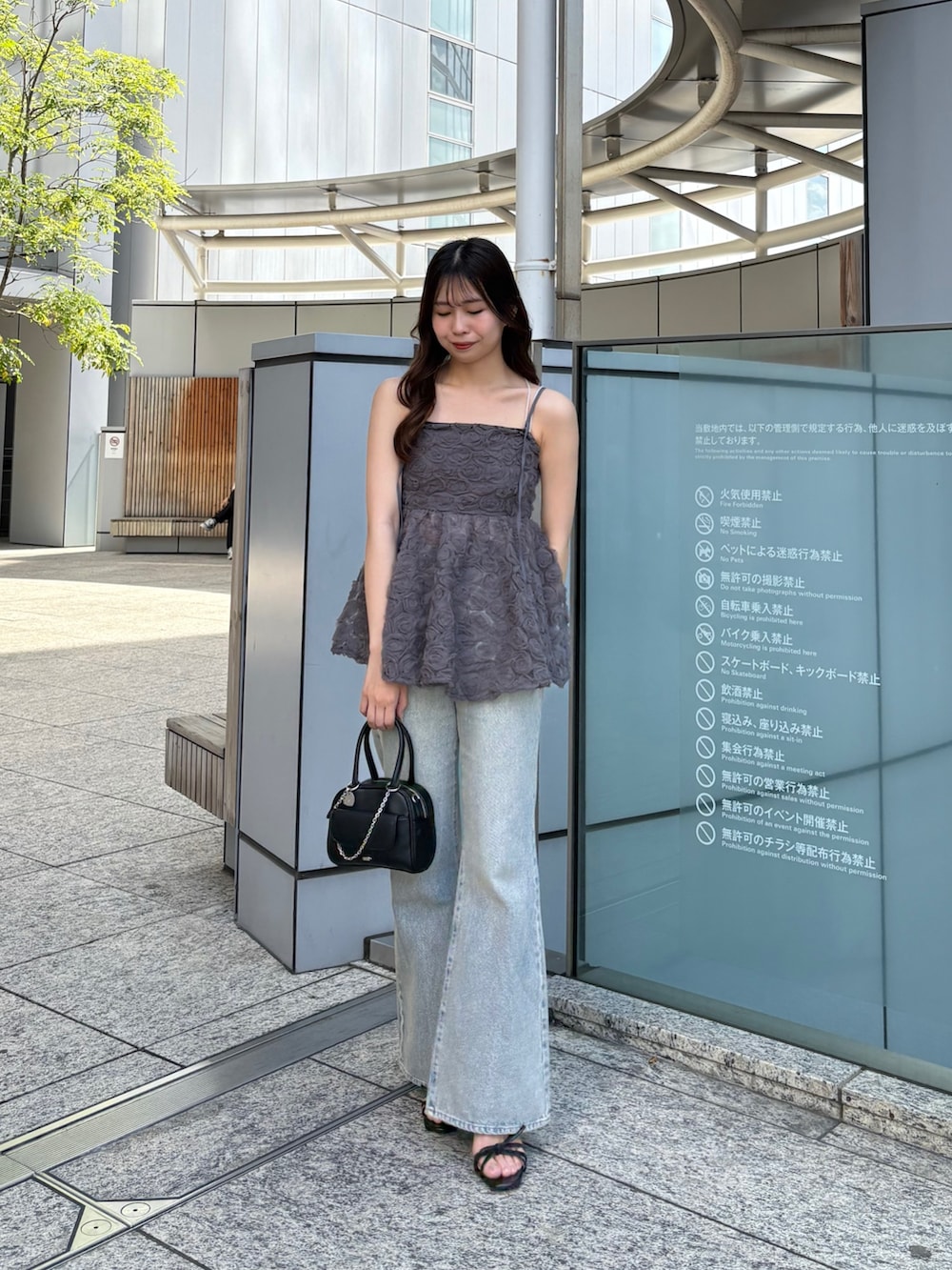 「Chicoの【SALON by Chico】ローズチュールペプラムブラウス（シャツ/ブラウス、グレー系）」を使った、ayuさん（レディース・155cm）の春コーディネートの3枚目の写真