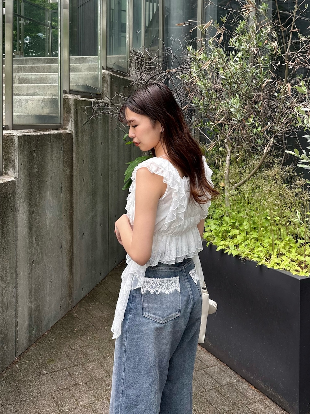 「Chicoの【新サイズ追加】ポケットレースワイドデニム（デニムパンツ、ブルー系）」を使った、ayuさん（レディース・155cm）の春コーディネートの3枚目の写真